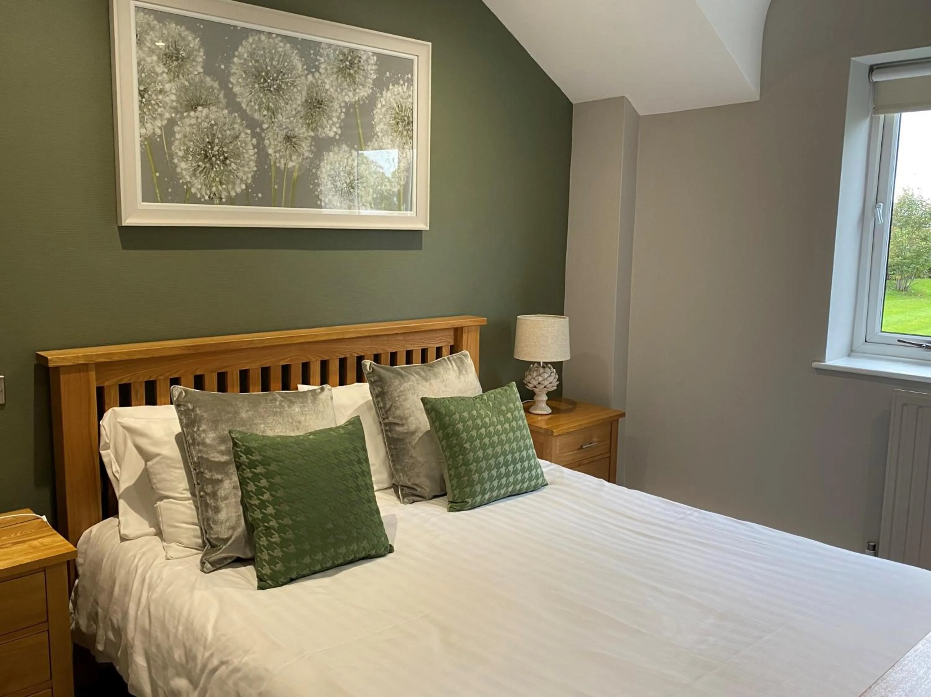 Bedroom, Bed in Rufford Arms Hotel