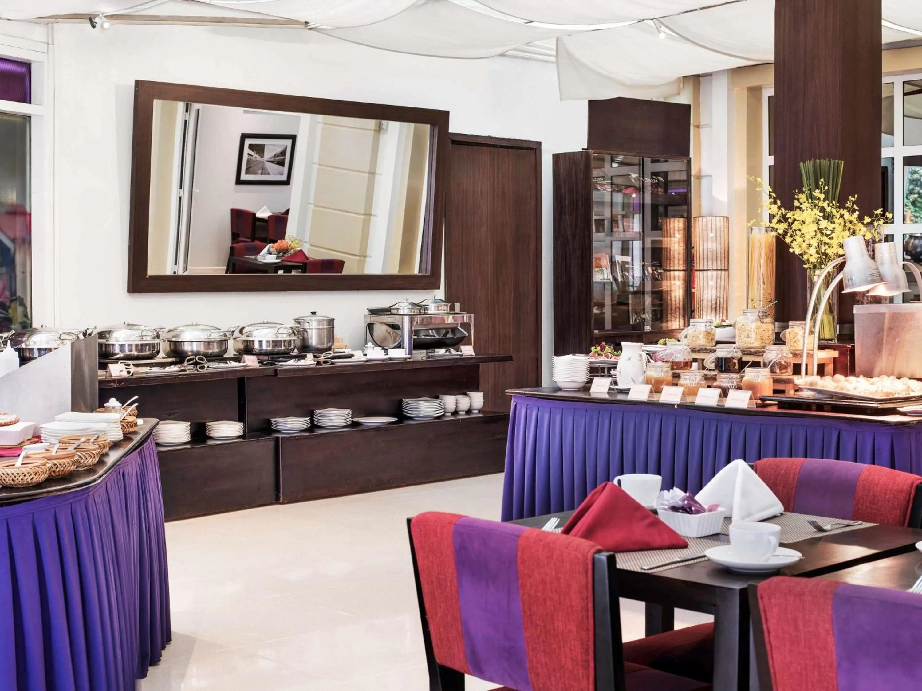 Restaurant/places to eat in Mercure Hanoi La Gare Hotel