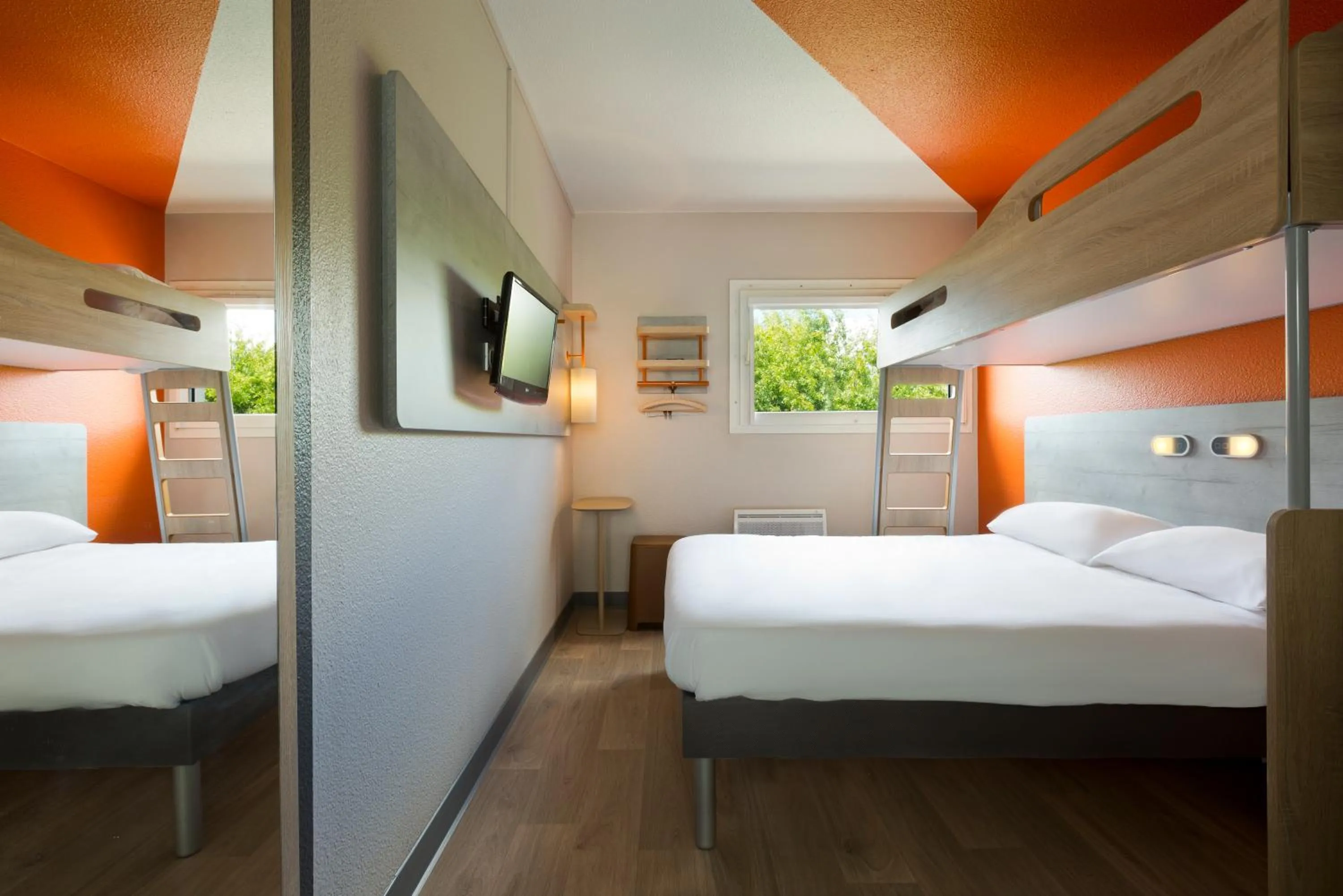 Photo of the whole room, Bed in ibis budget Le Mans Universite