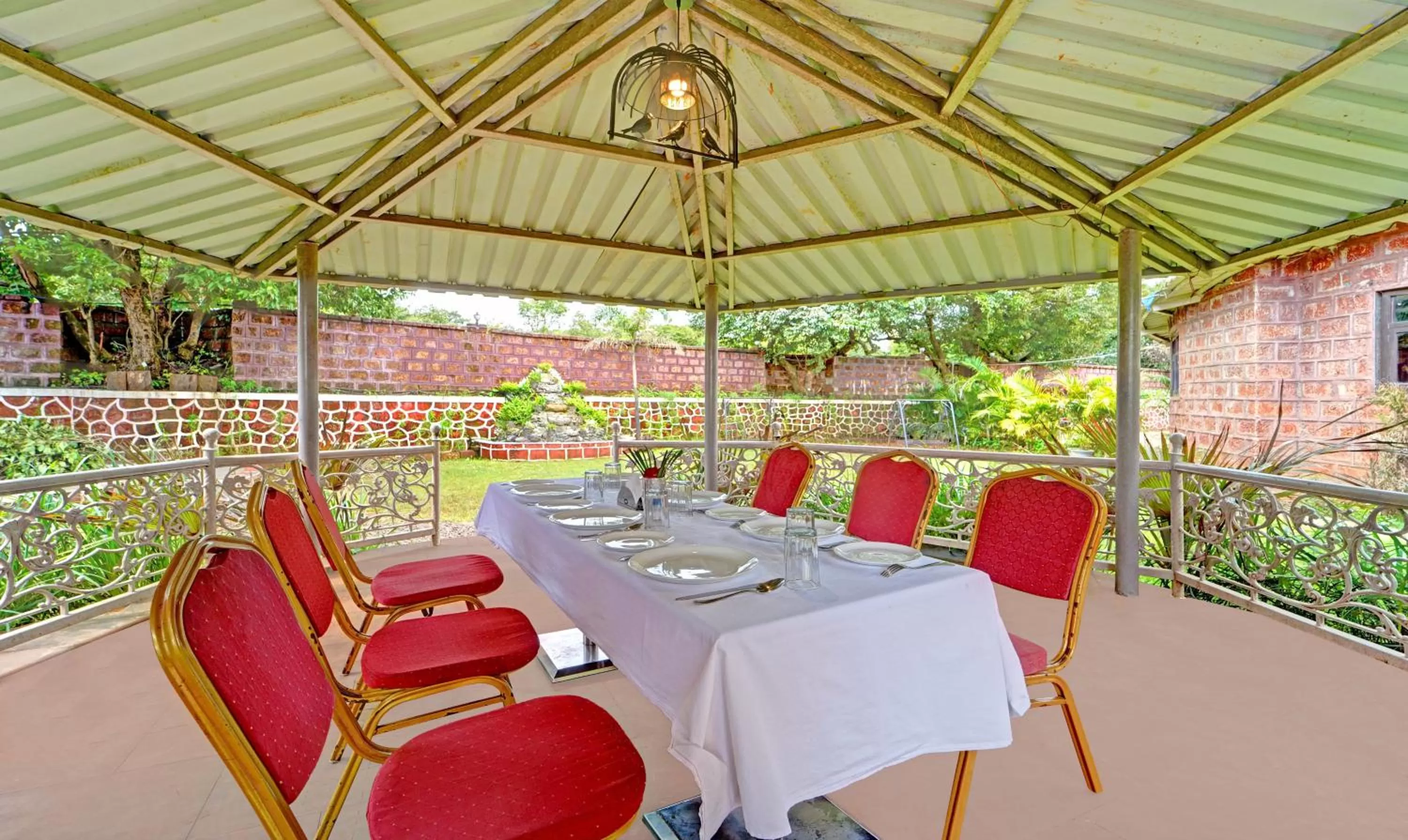 Restaurant/places to eat in Treebo Vhyomaan Resort With Swimming Pool