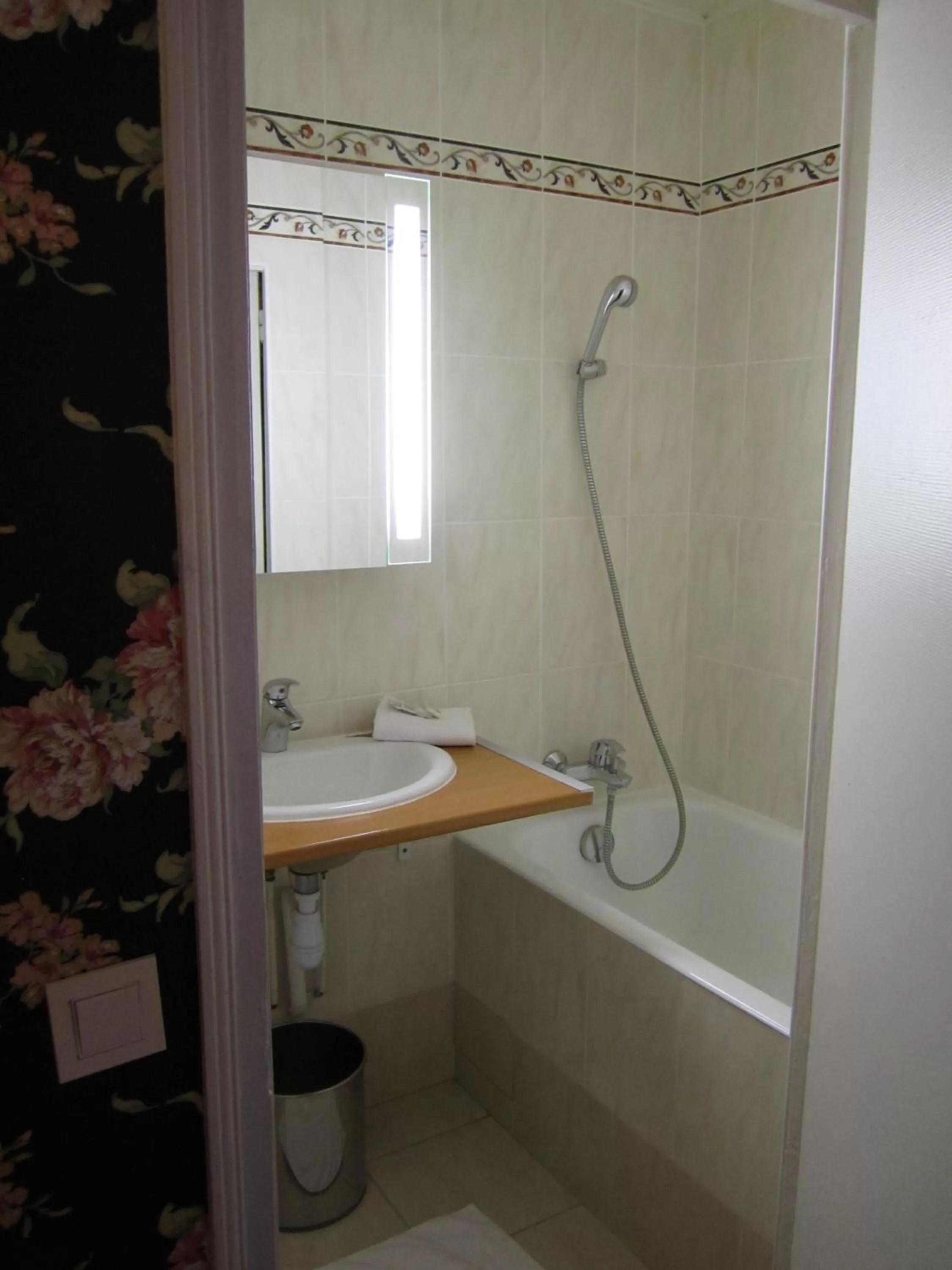 Bathroom in Hôtel De Nice