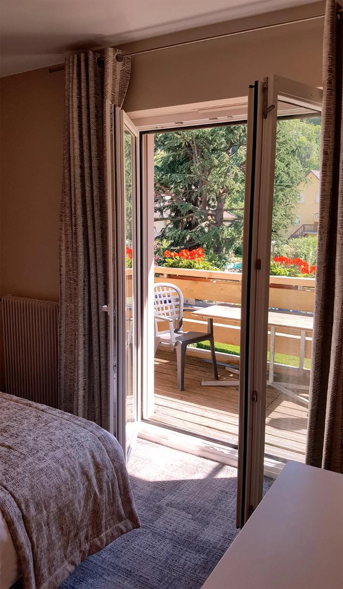 City view, Bed in Hotel Les Remparts