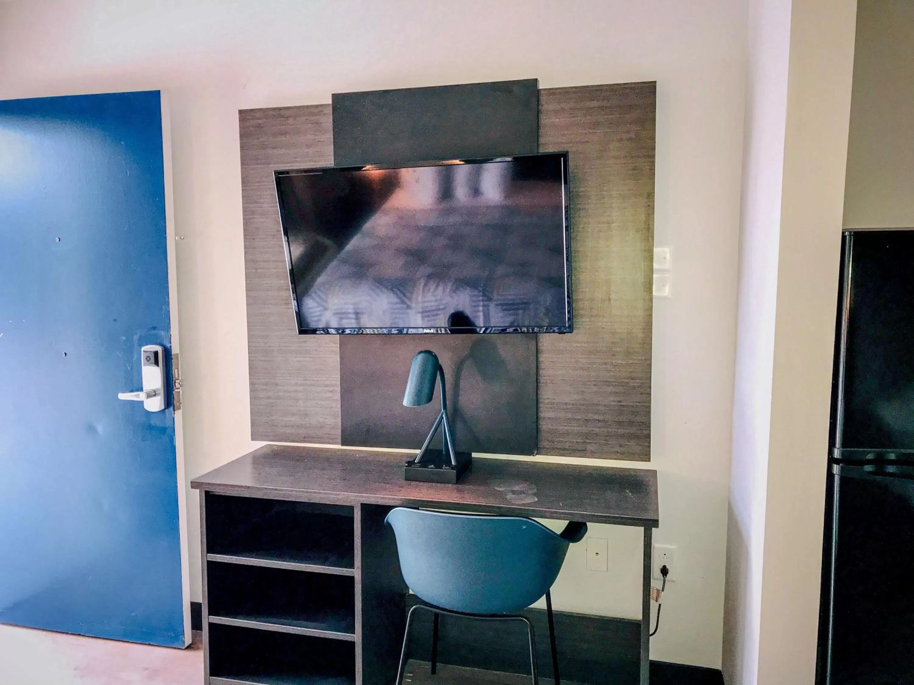 Seating area, TV/Entertainment Center in Studio 6 Dublin, Ga