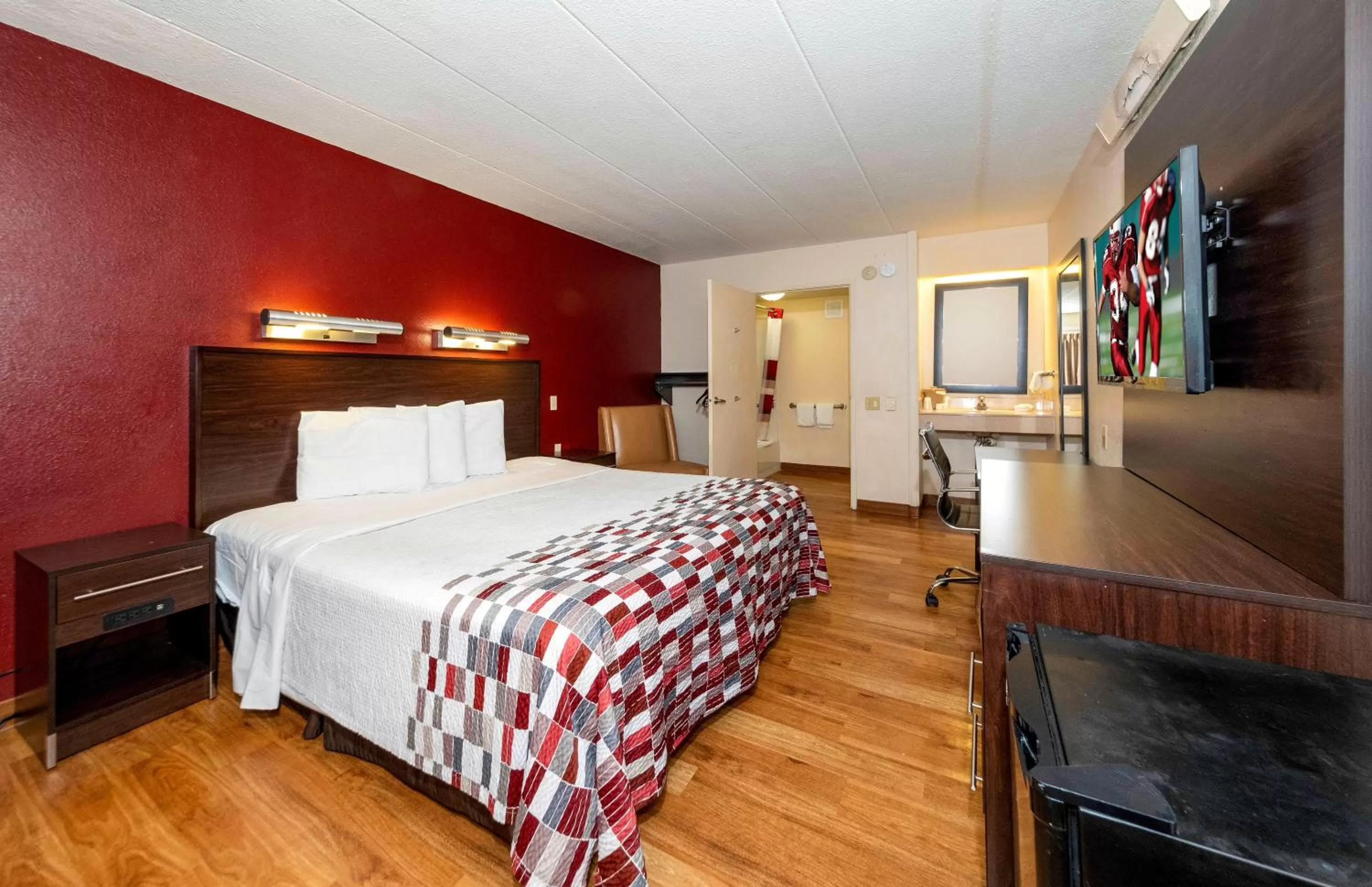 Photo of the whole room, Room Photo in Red Roof Inn Chicago - Lansing