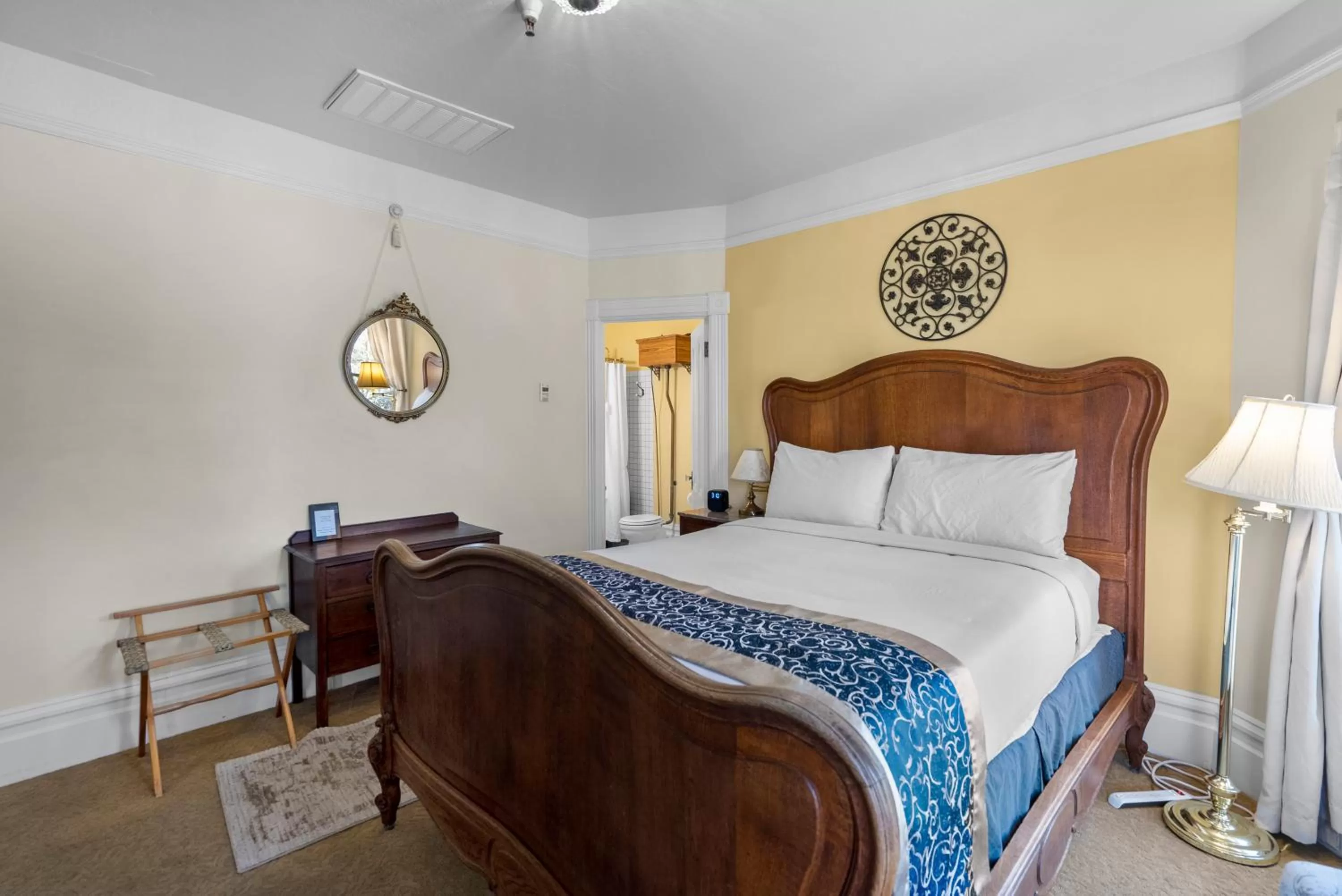 Bed in Hennessey House Bed and Breakfast