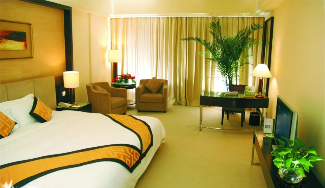 Photo of the whole room, Bed in Dongguan Richwood Garden Hotel