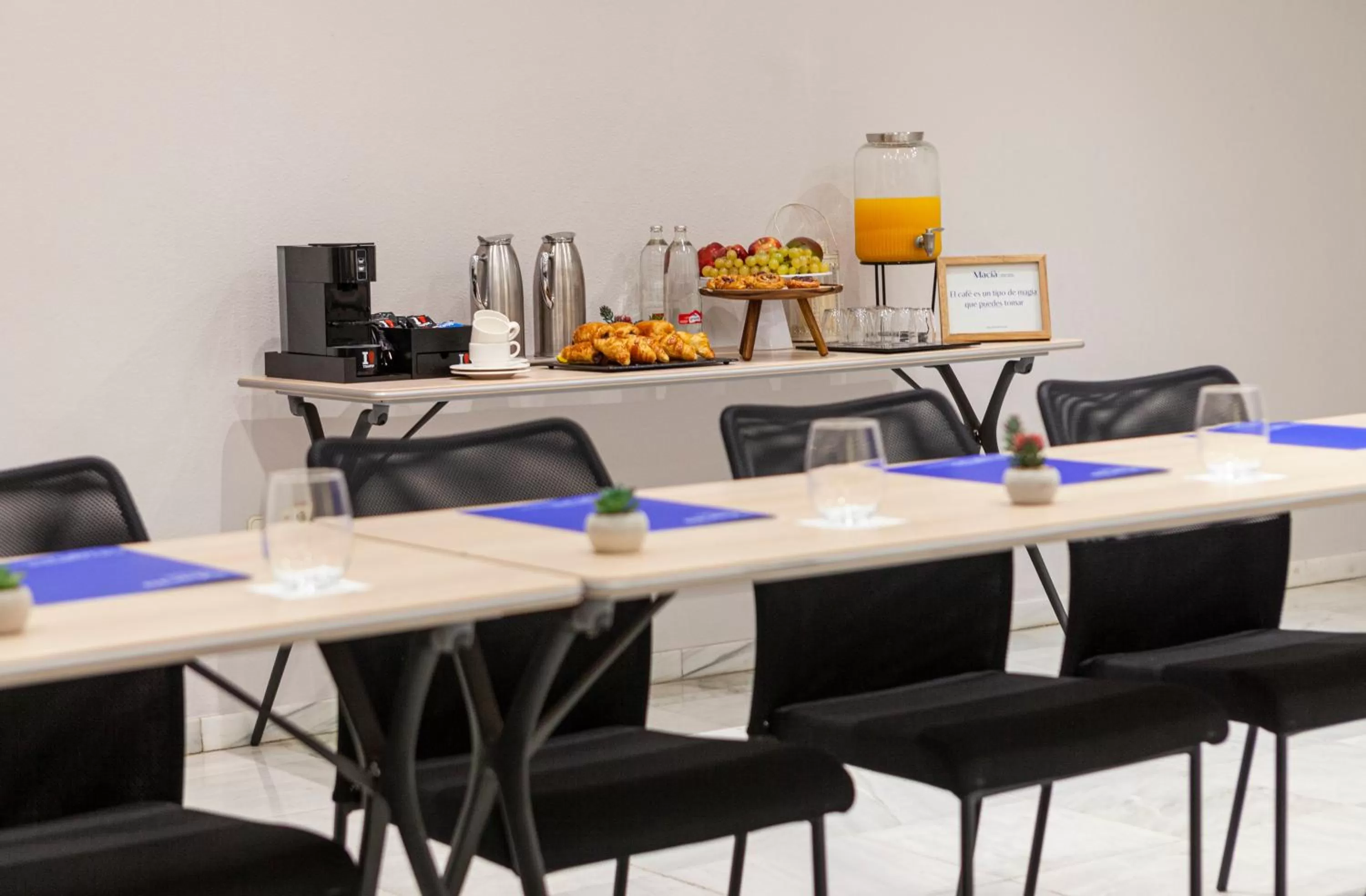 Meeting/conference room in Hotel Macià Alfaros