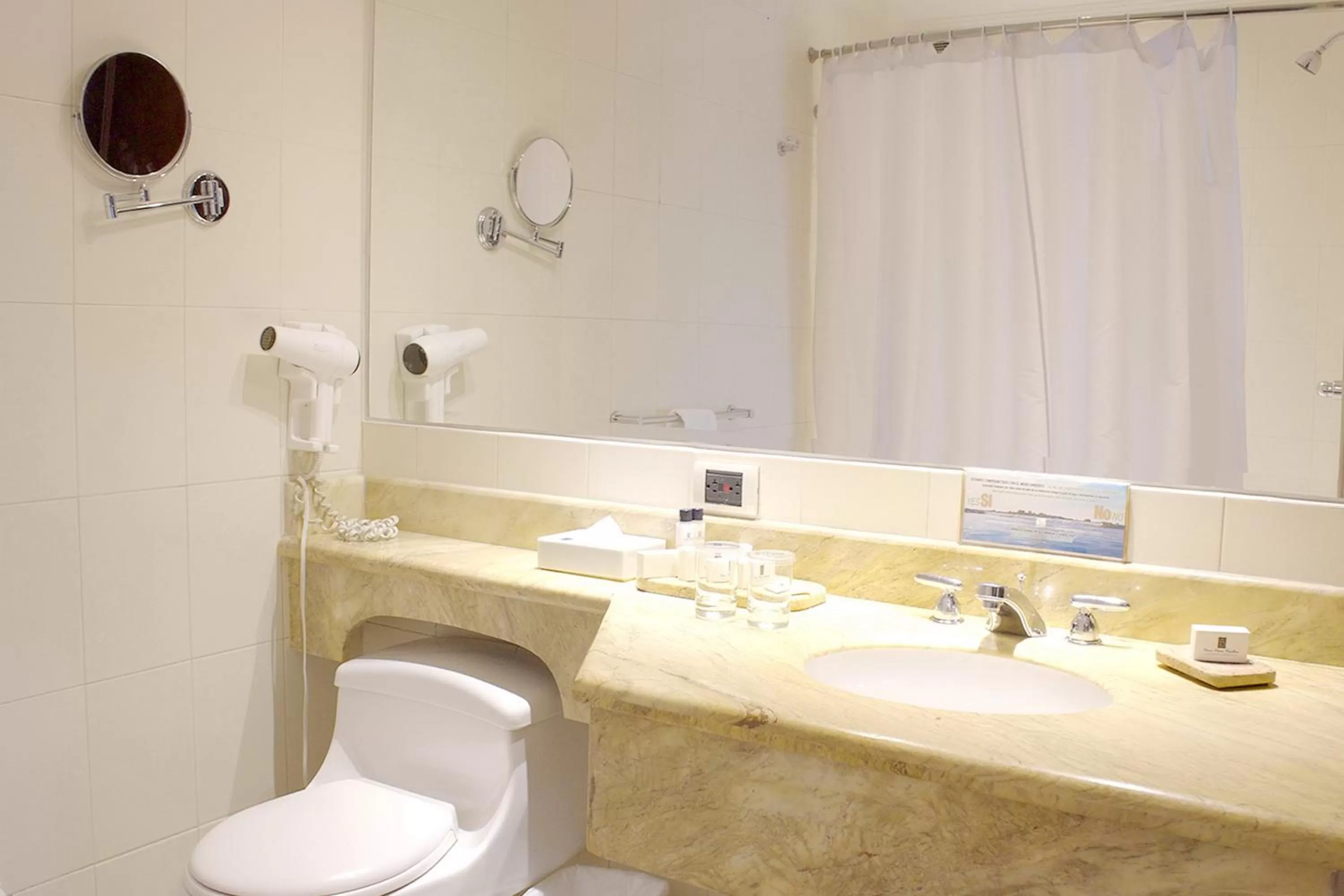 Bathroom in Apartamentos Dann