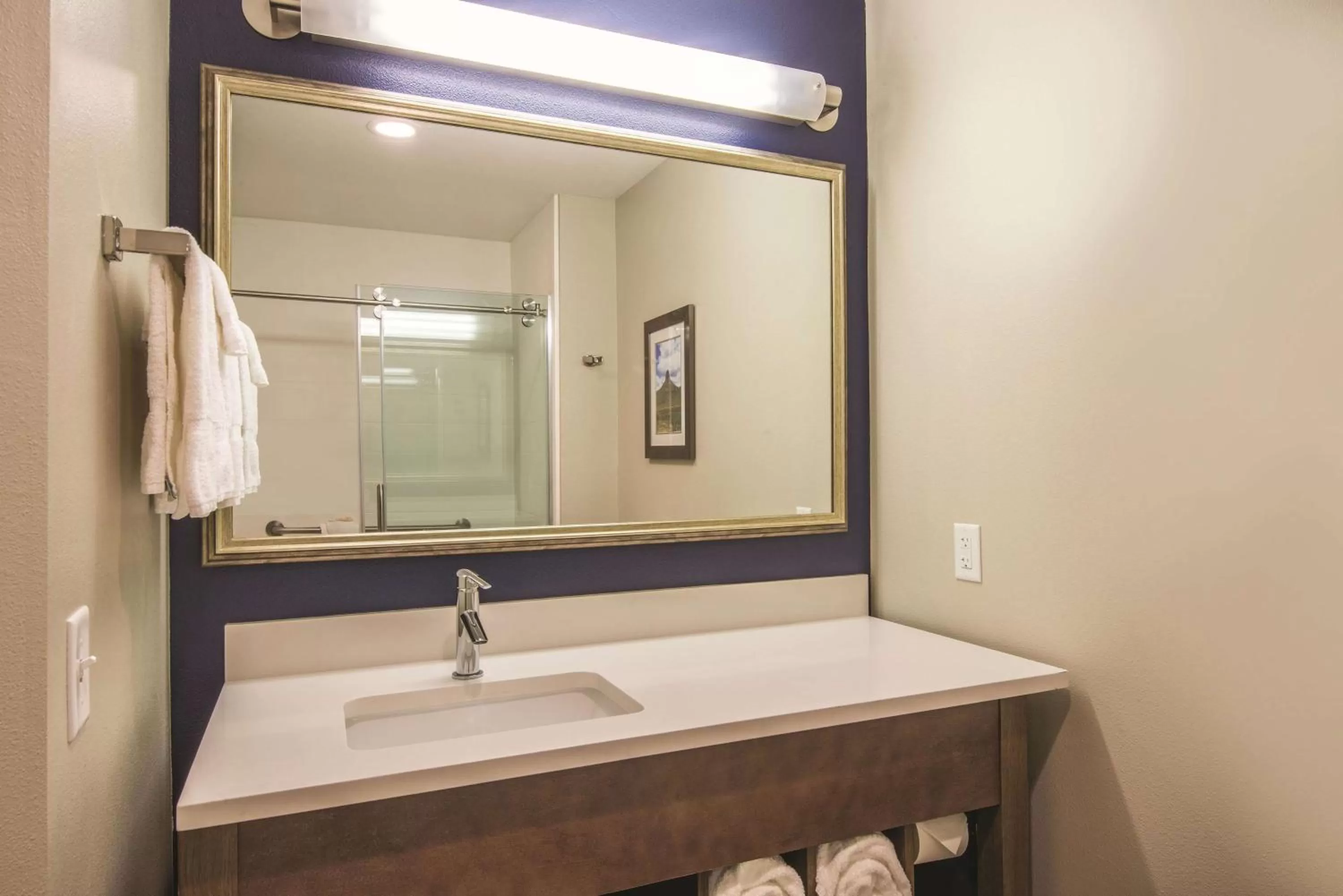 Photo of the whole room in La Quinta by Wyndham Kingman