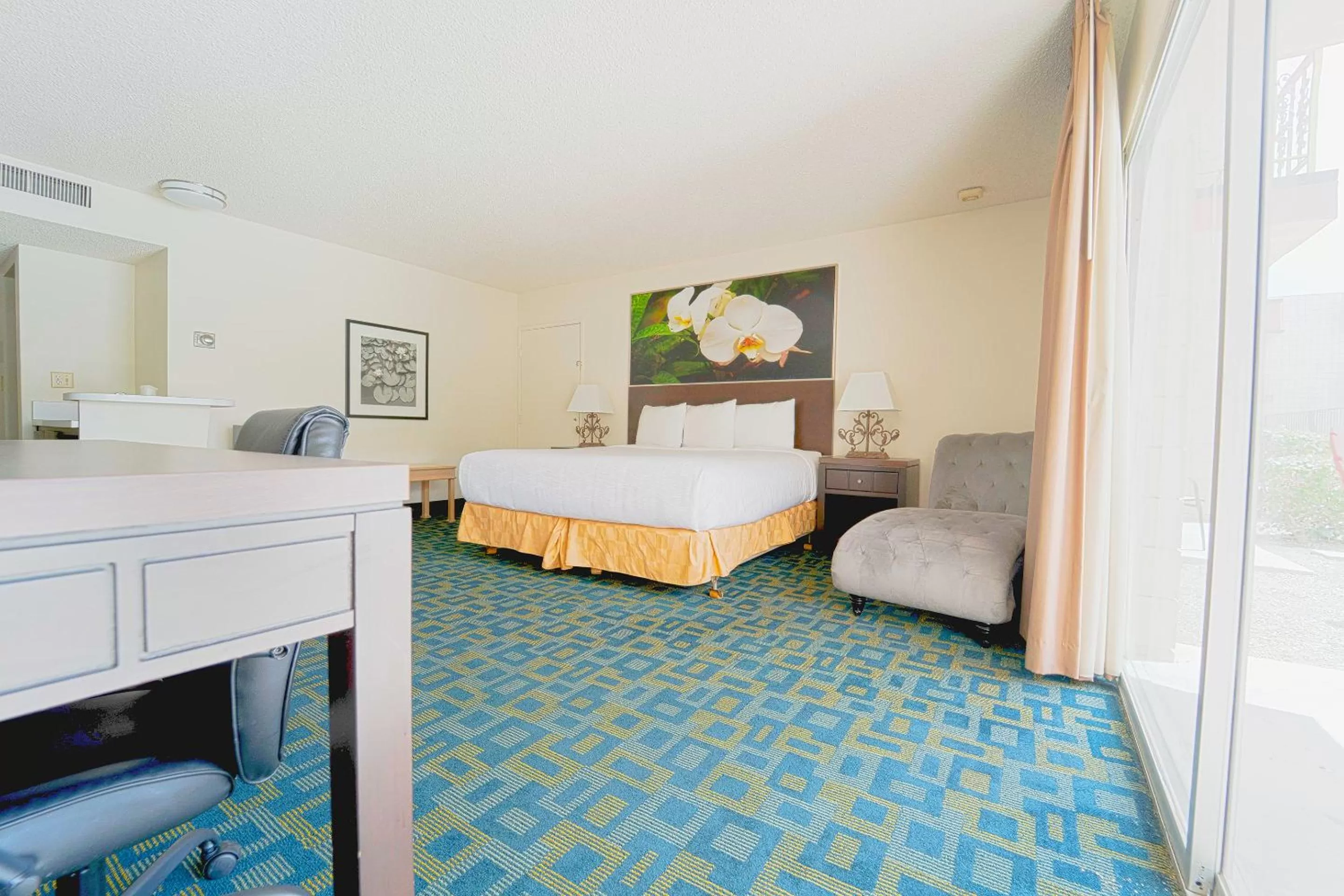 Bedroom, Bed in Royal Plaza Inn