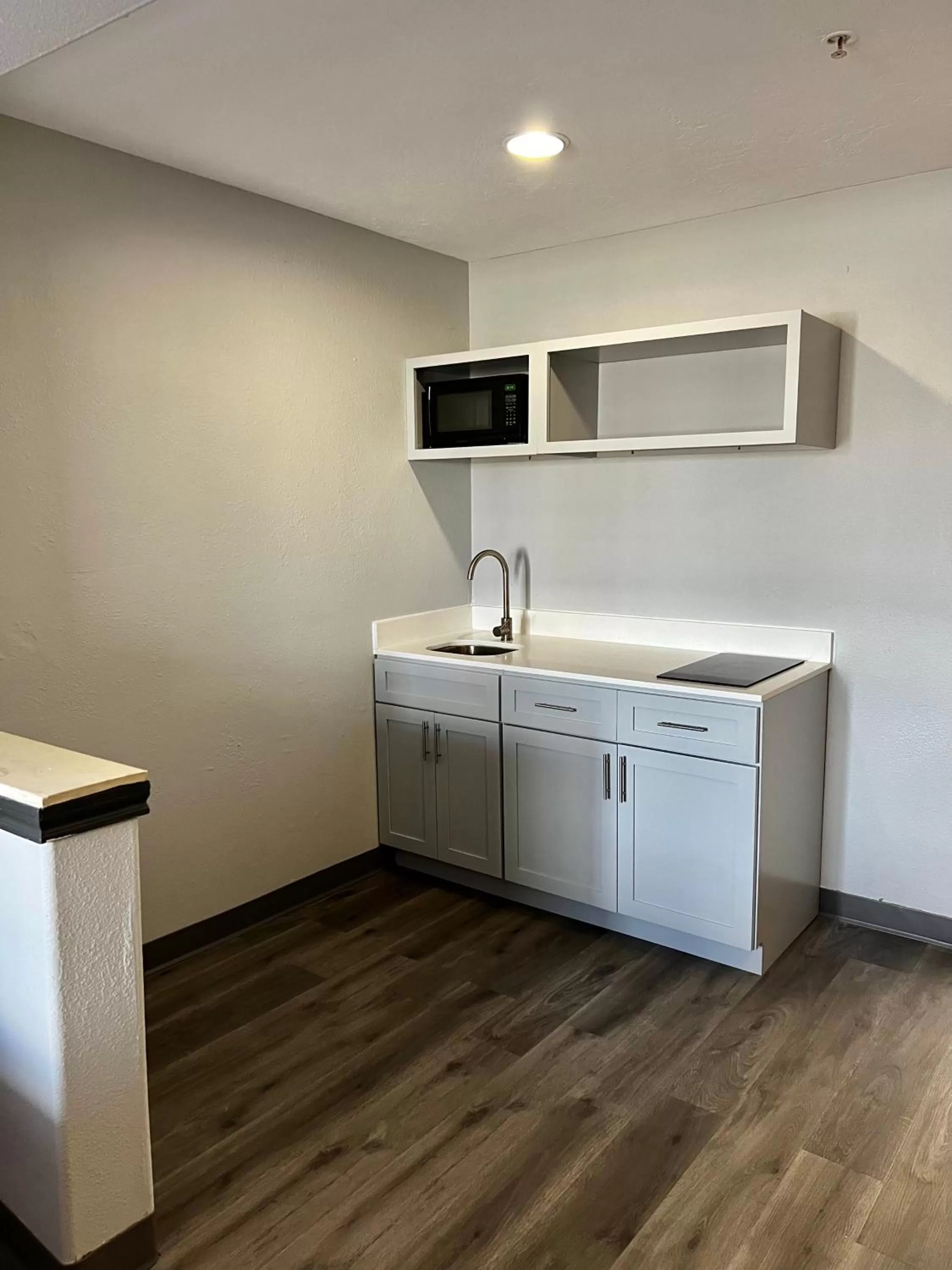 Kitchen or kitchenette in Super 8 by Wyndham Sealy