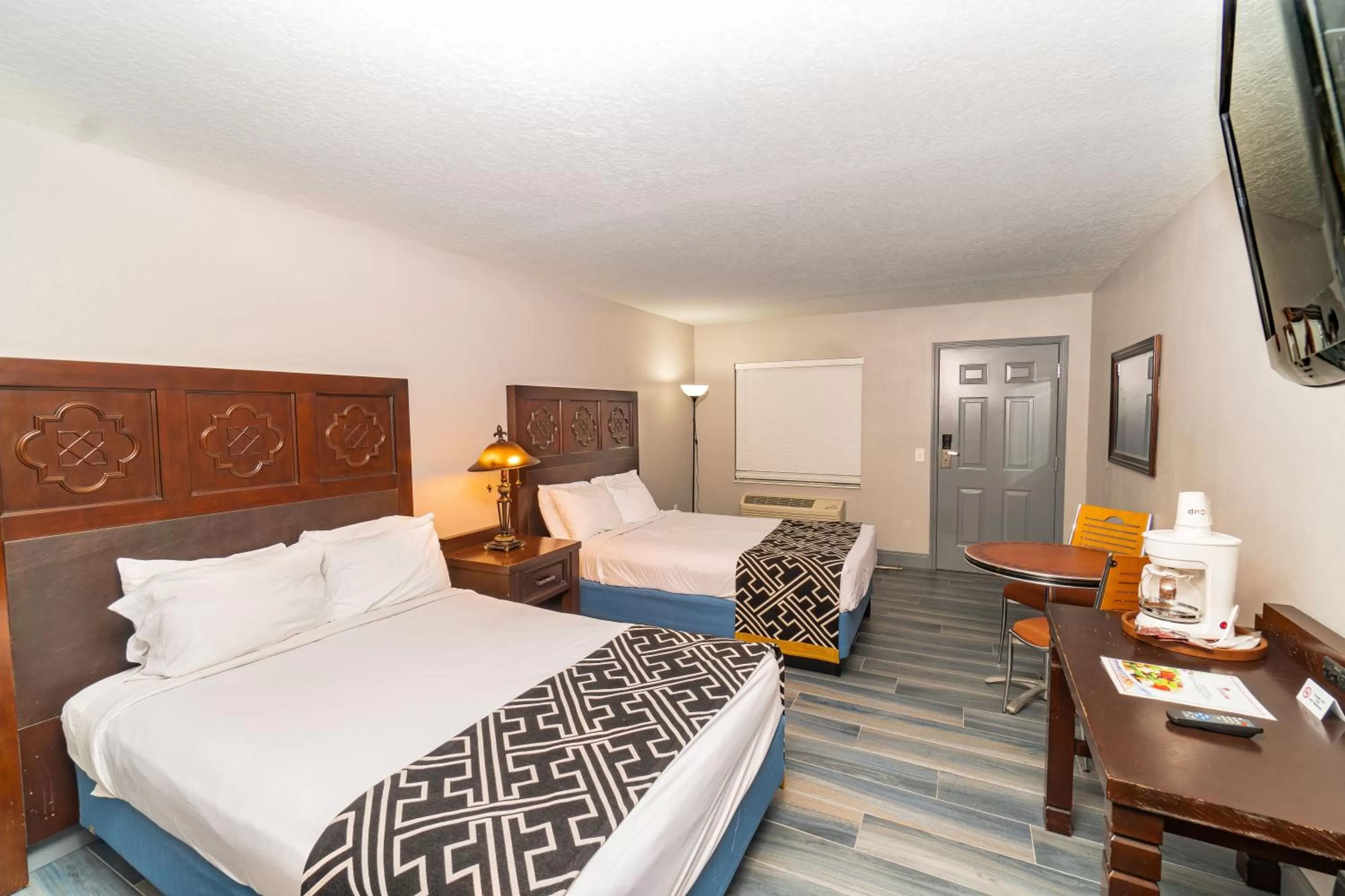 Photo of the whole room, Bed in Sunshine Inn