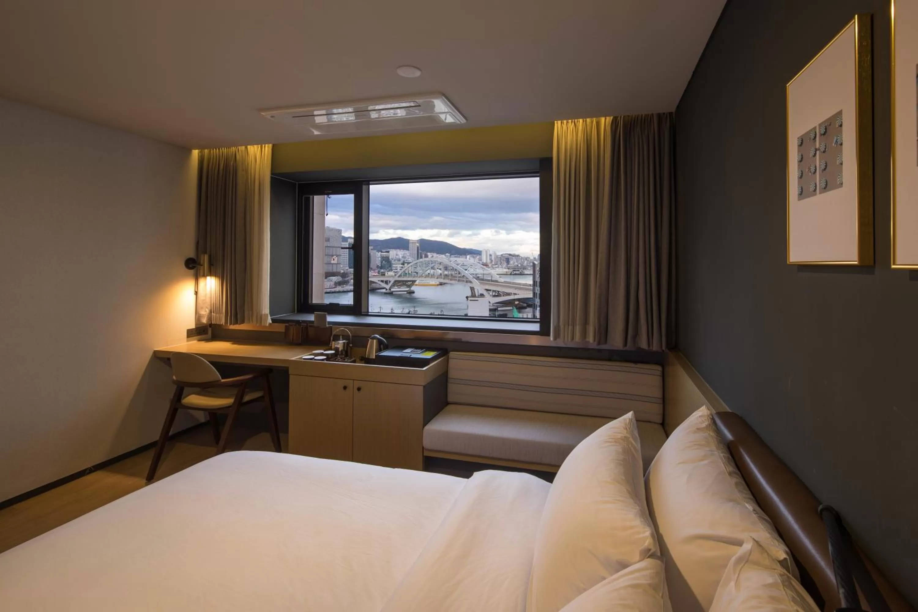 Photo of the whole room, Bed in Bay Hound Hotel