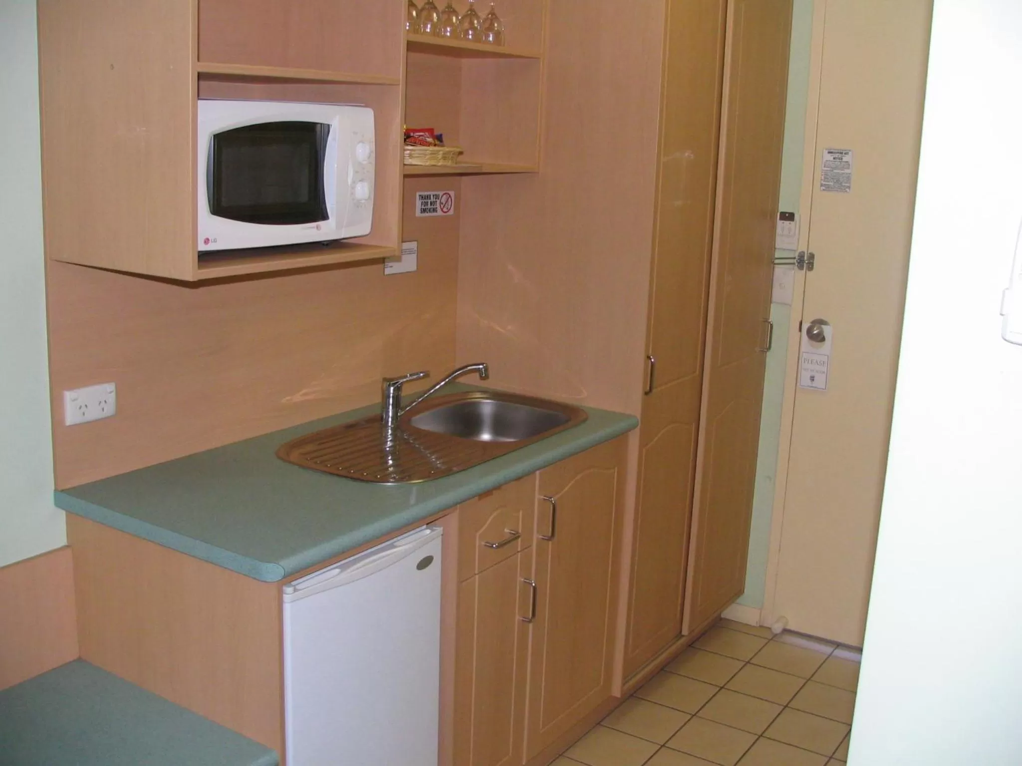Kitchen or kitchenette in Green Gables Motel