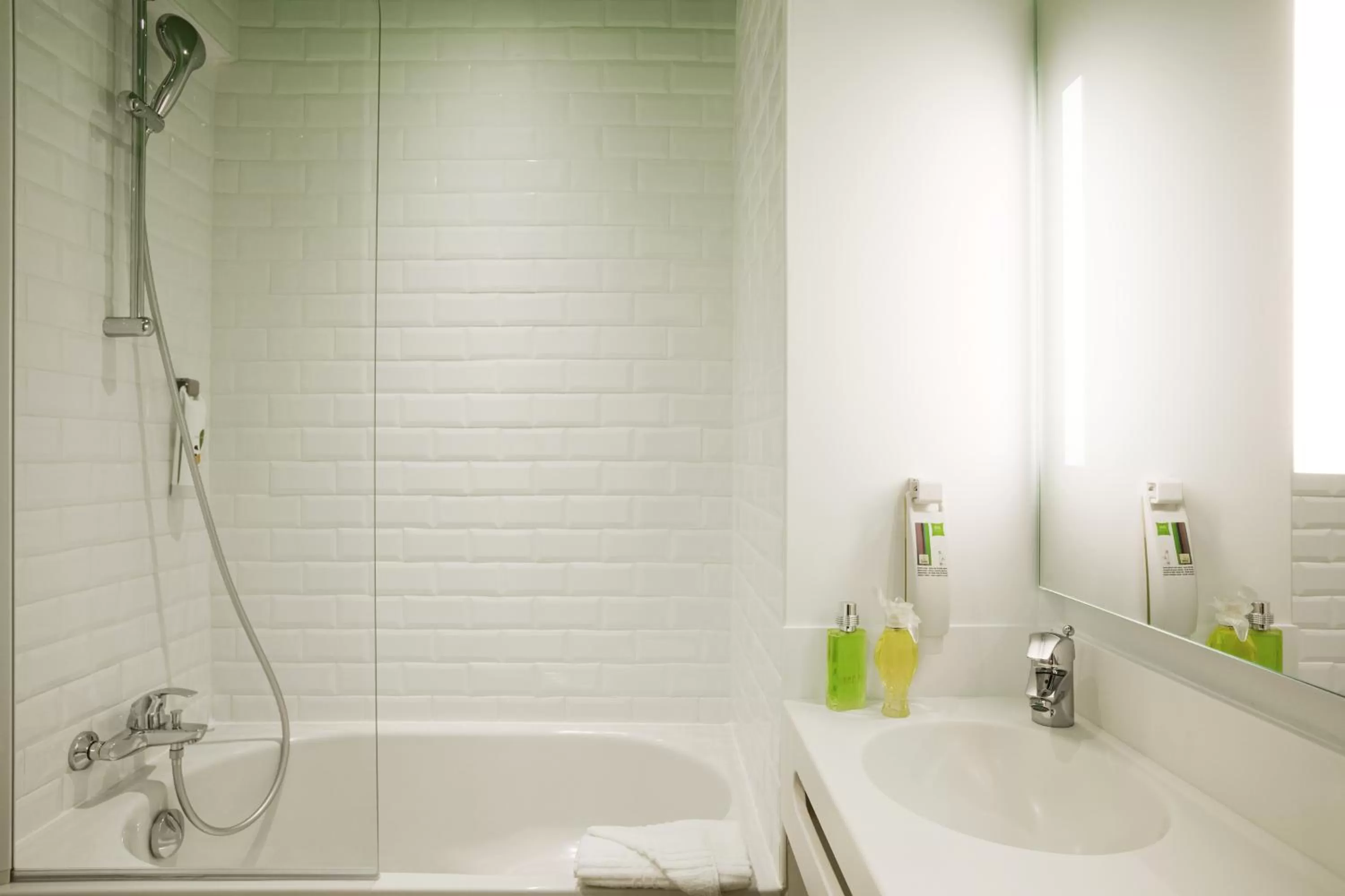 Shower in ibis Styles Paris Buttes Chaumont