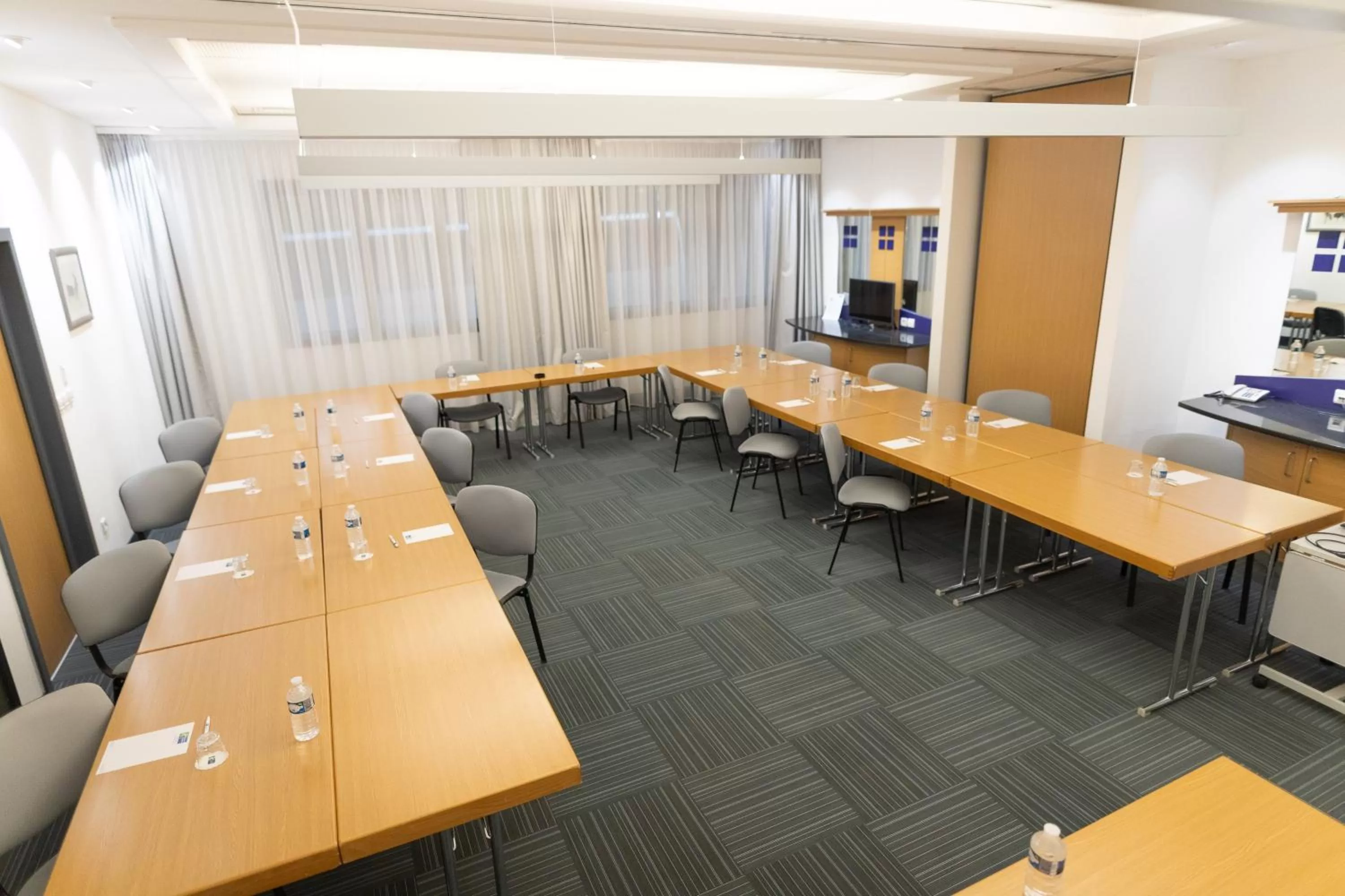 Meeting/conference room in Holiday Inn Express Arras by IHG