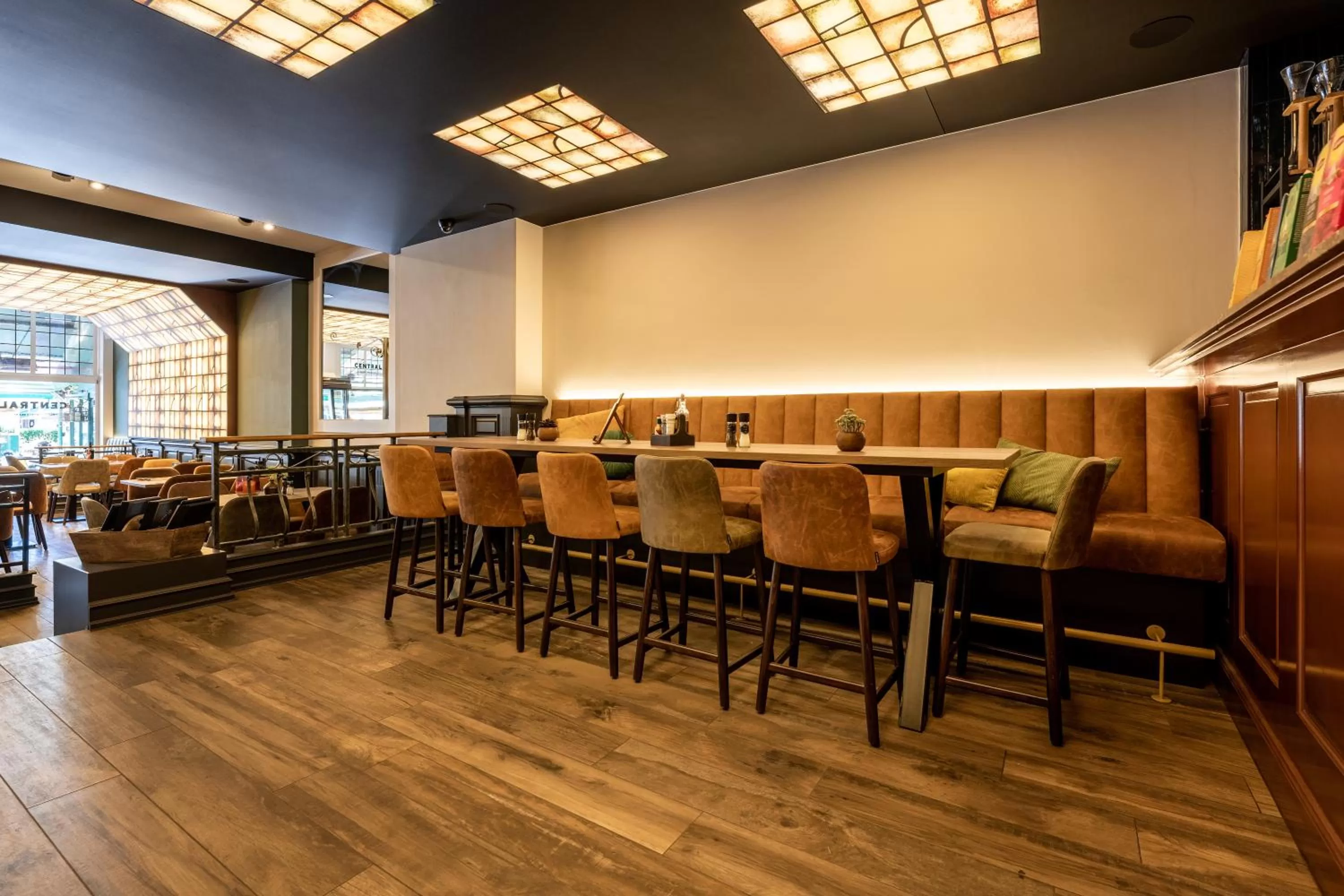 Restaurant/places to eat in Hotel Central