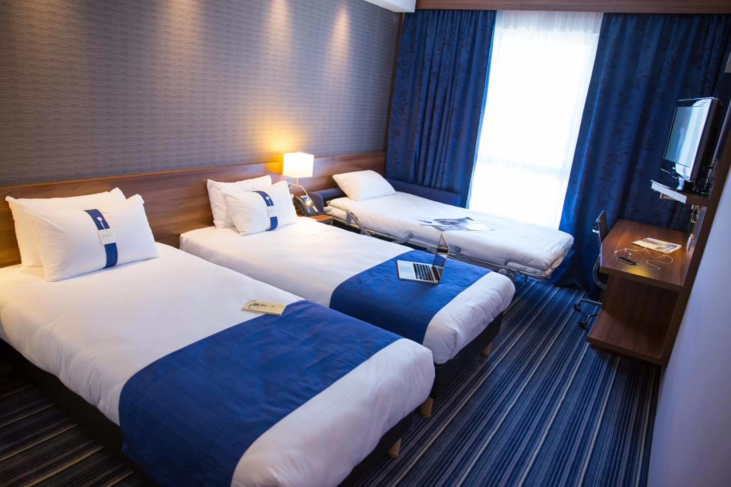 Photo of the whole room, Bed in Holiday Inn Express Toulon - Est by IHG