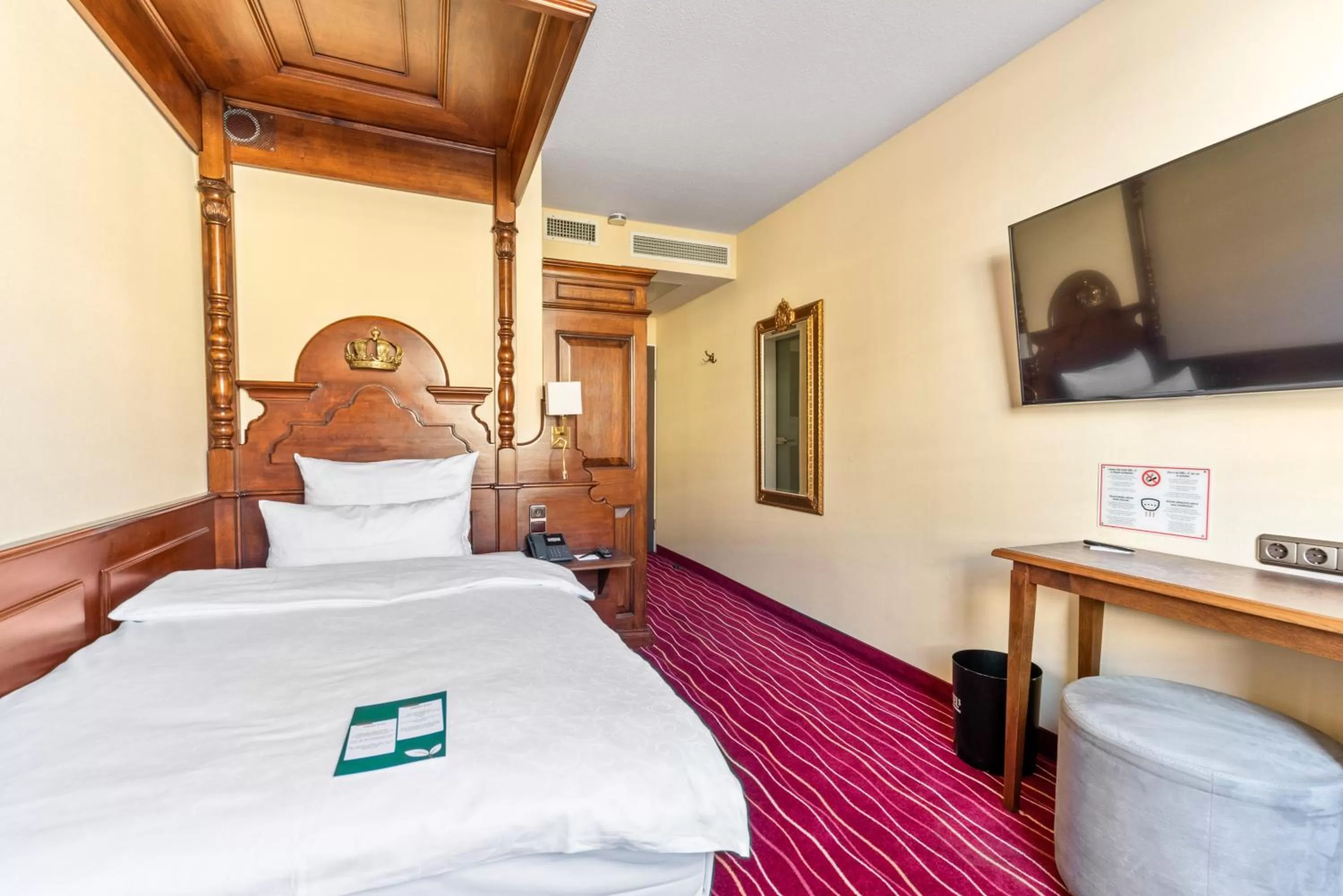 Bedroom, Bed in KING's Hotel First