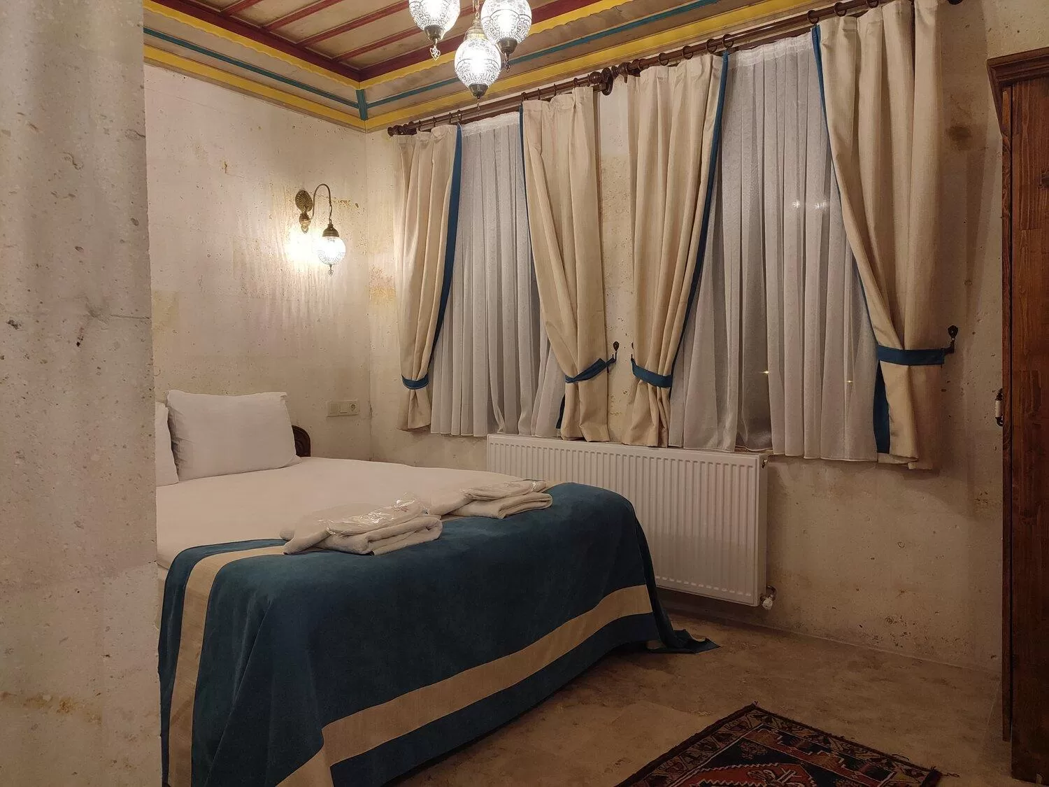 Bedroom, Bed in Balloon View Hotel