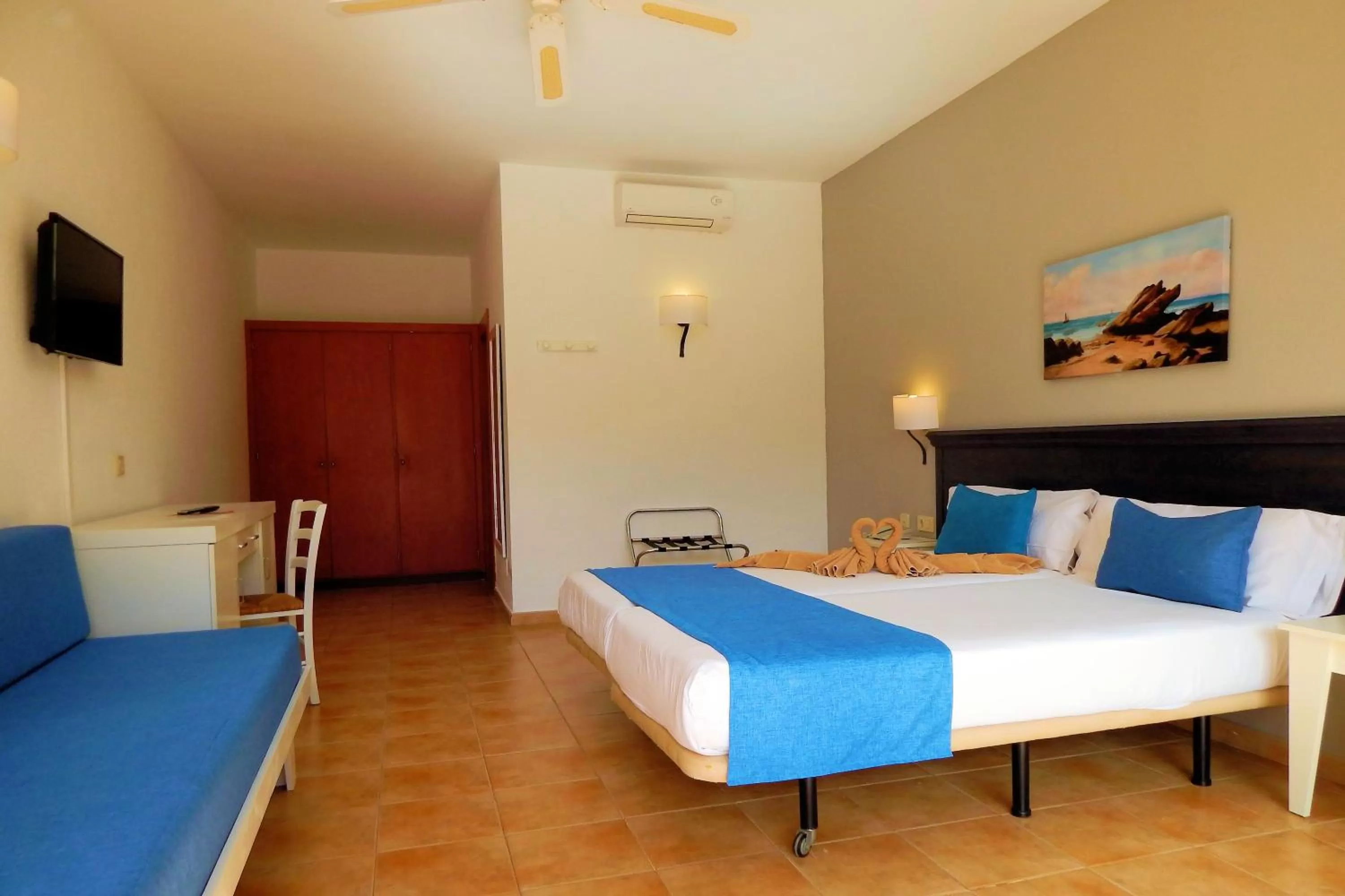 Photo of the whole room, Bed in SBH Hotel Royal Mónica