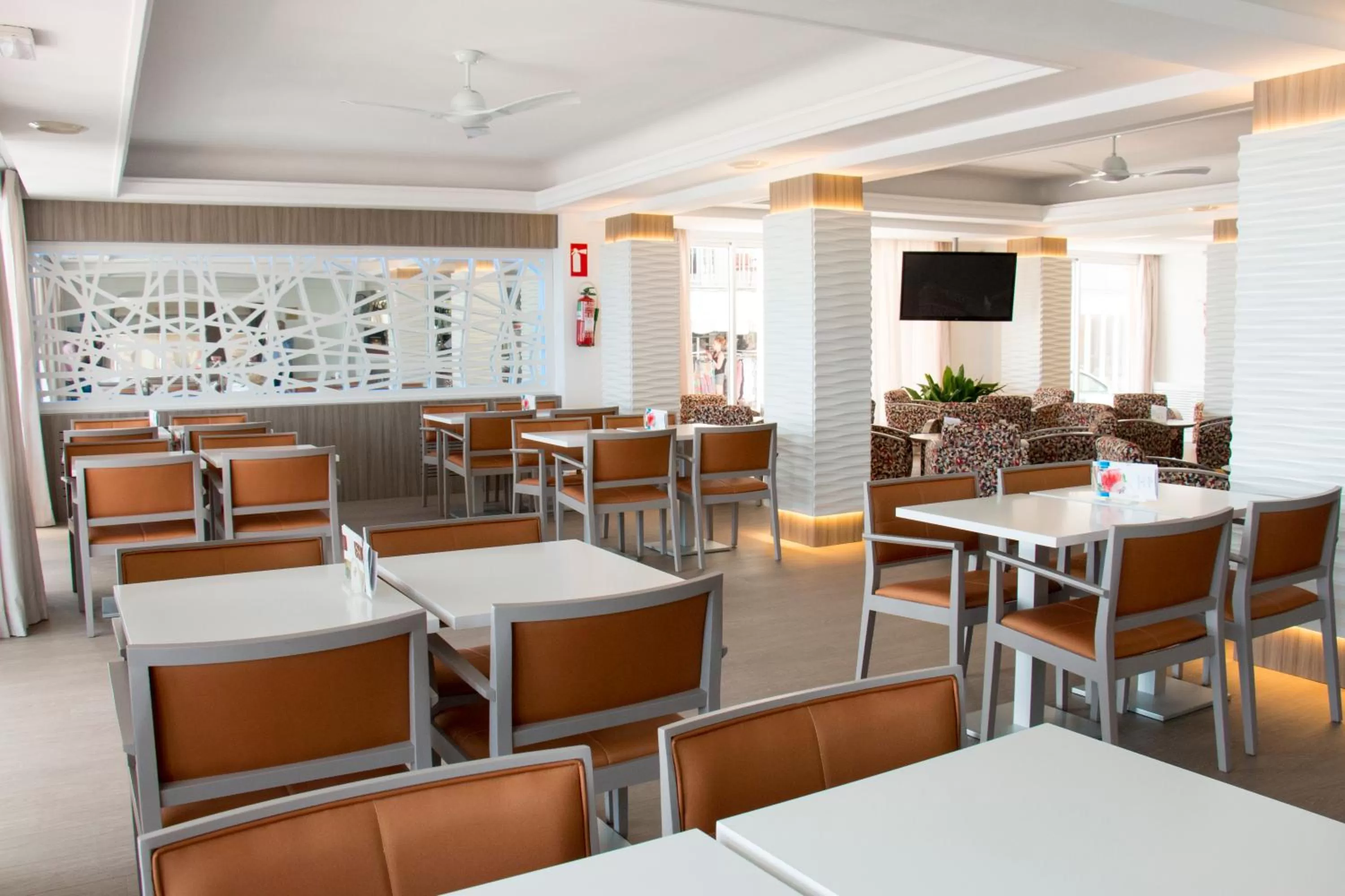 Restaurant/places to eat in Hotel Voramar