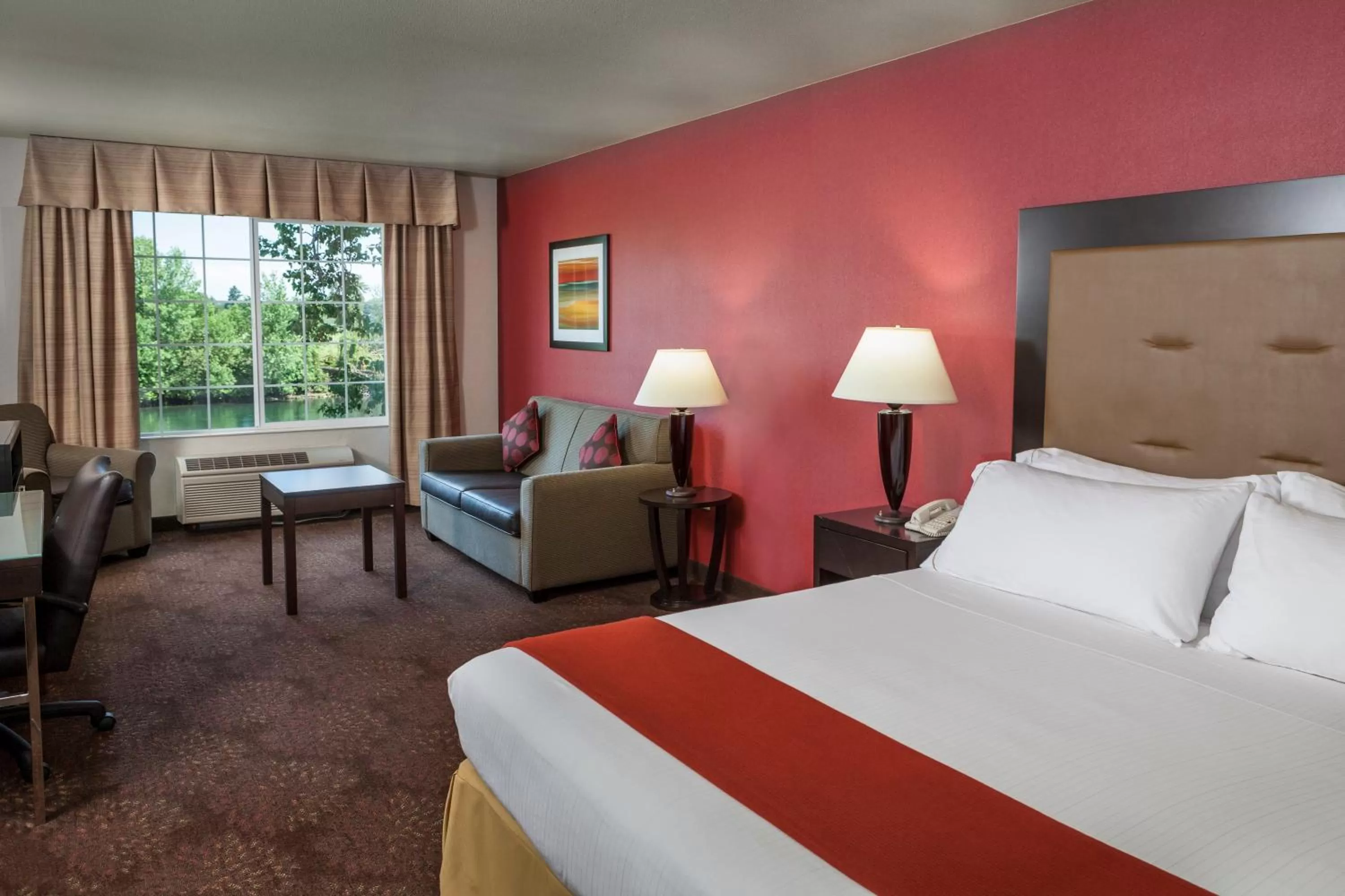 King Suite with River View  in Holiday Inn Express Corvallis-On the River, an IHG Hotel