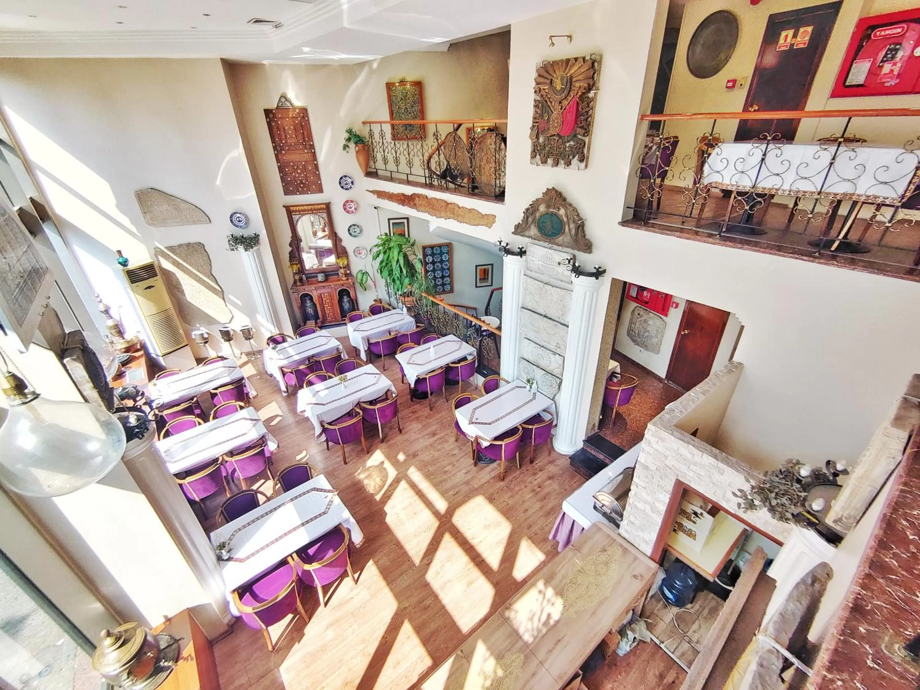 Restaurant/places to eat in Orient Mintur Hotel