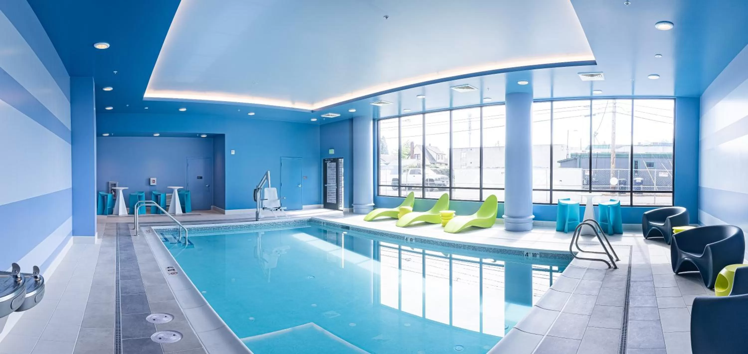 Swimming pool in Hayward Inn