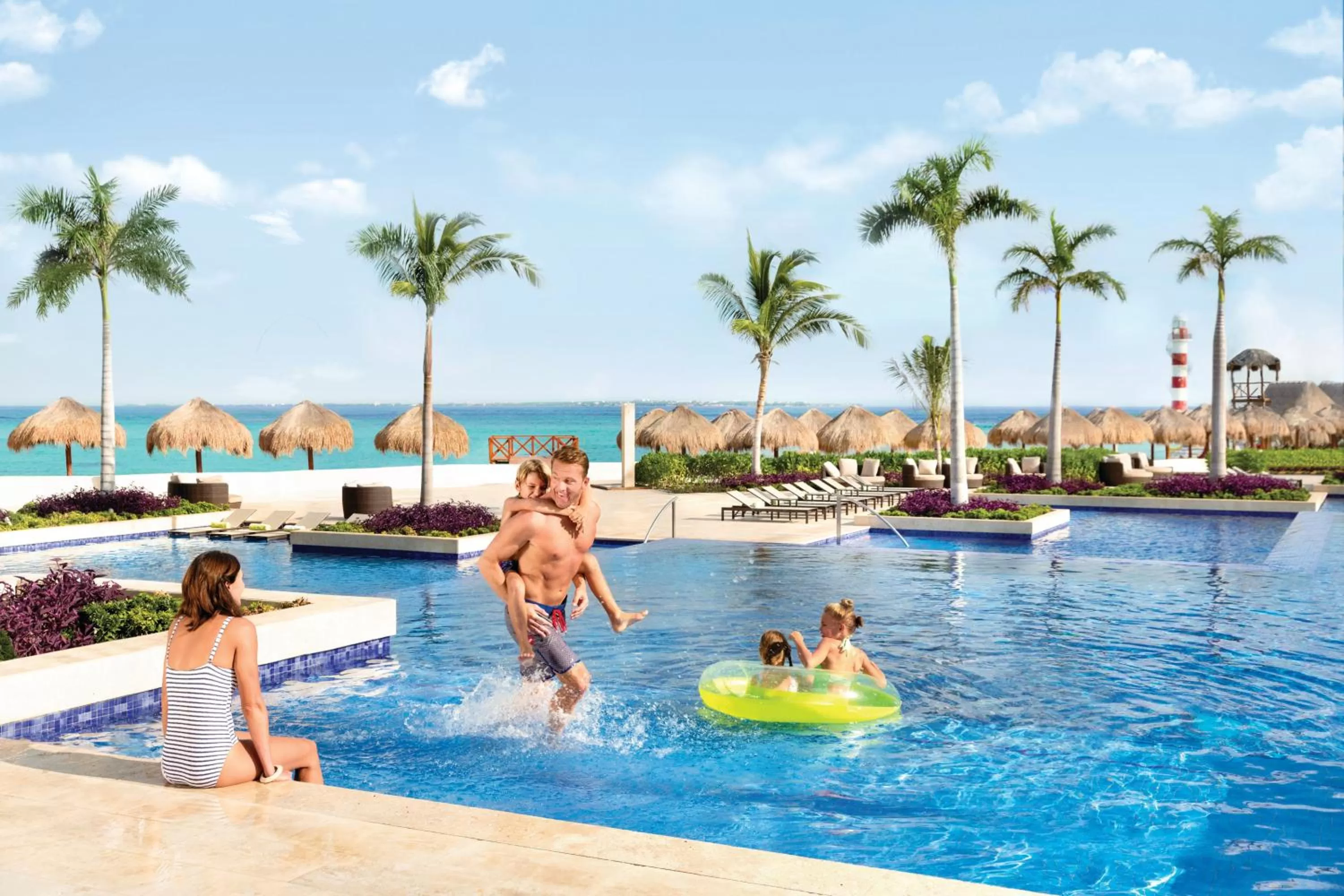 Swimming pool in Hyatt Ziva Cancun All-Inclusive
