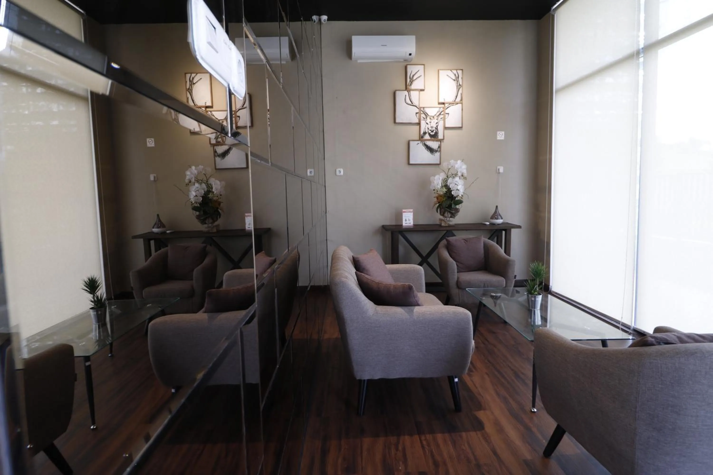 Seating area in RedDoorz Plus near Universitas Sumatera Utara