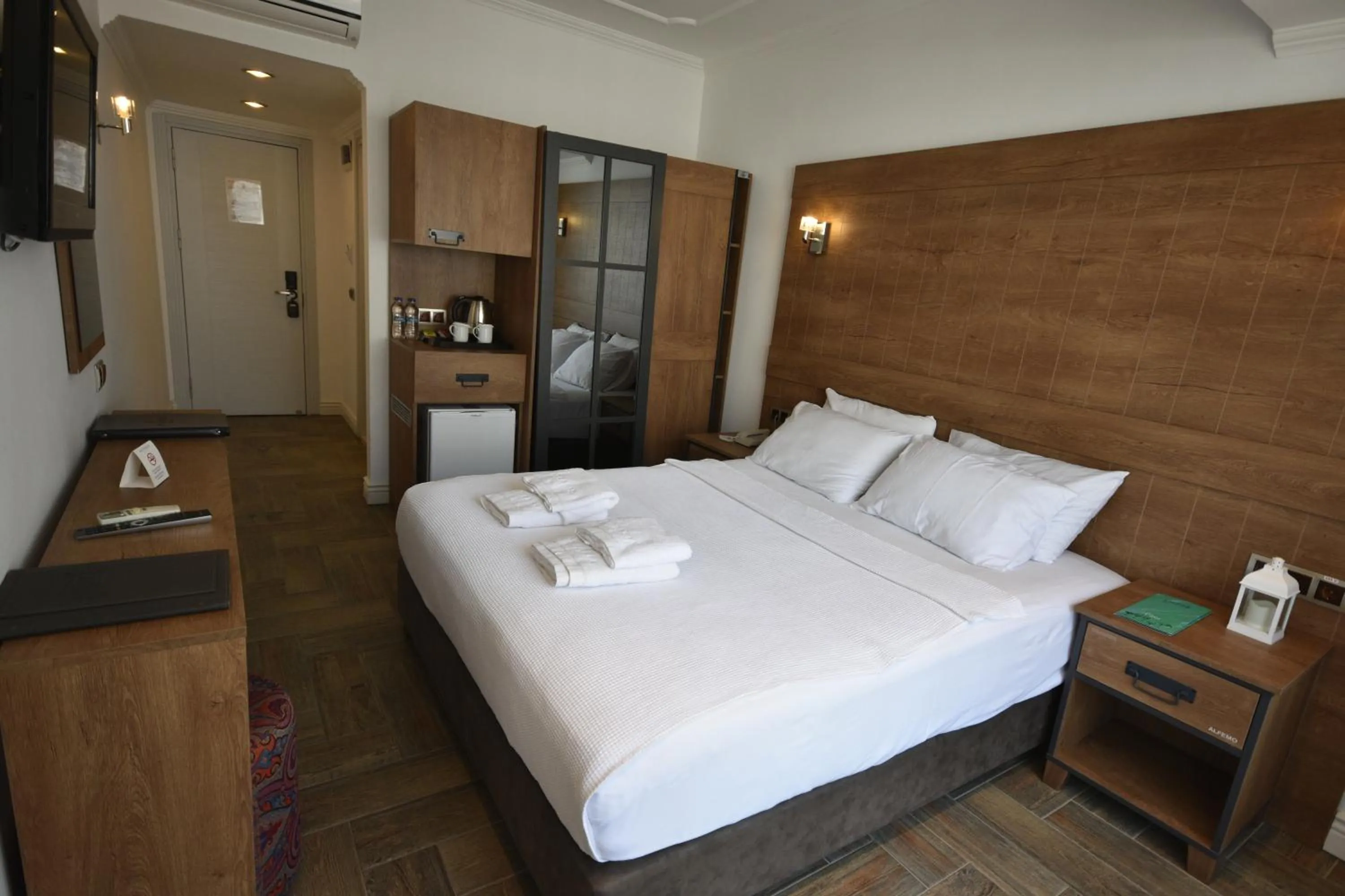 Restaurant/places to eat, Bed in Aurasia Beach Hotel