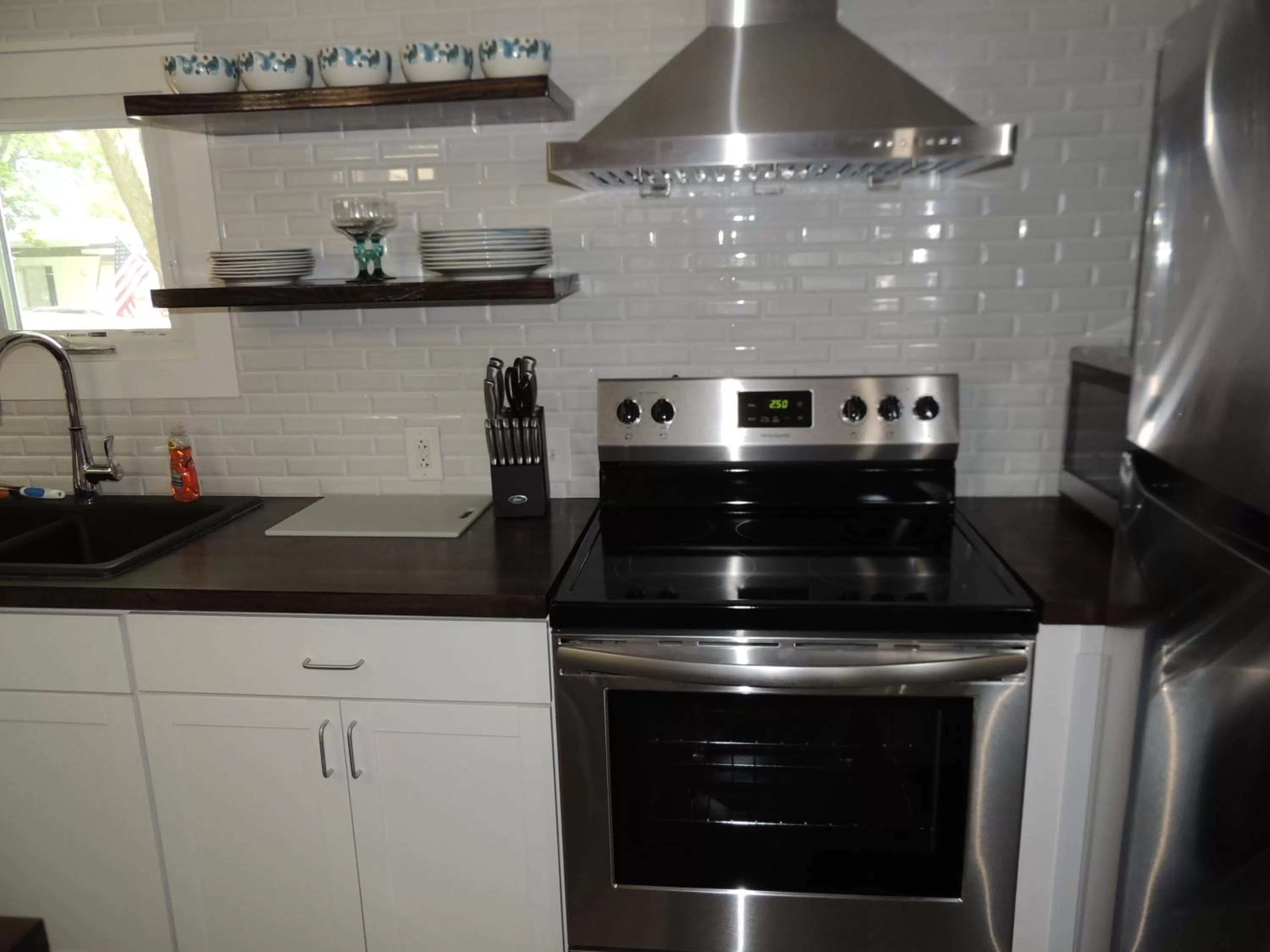 Kitchen or kitchenette in White Caps Motel and RV Park