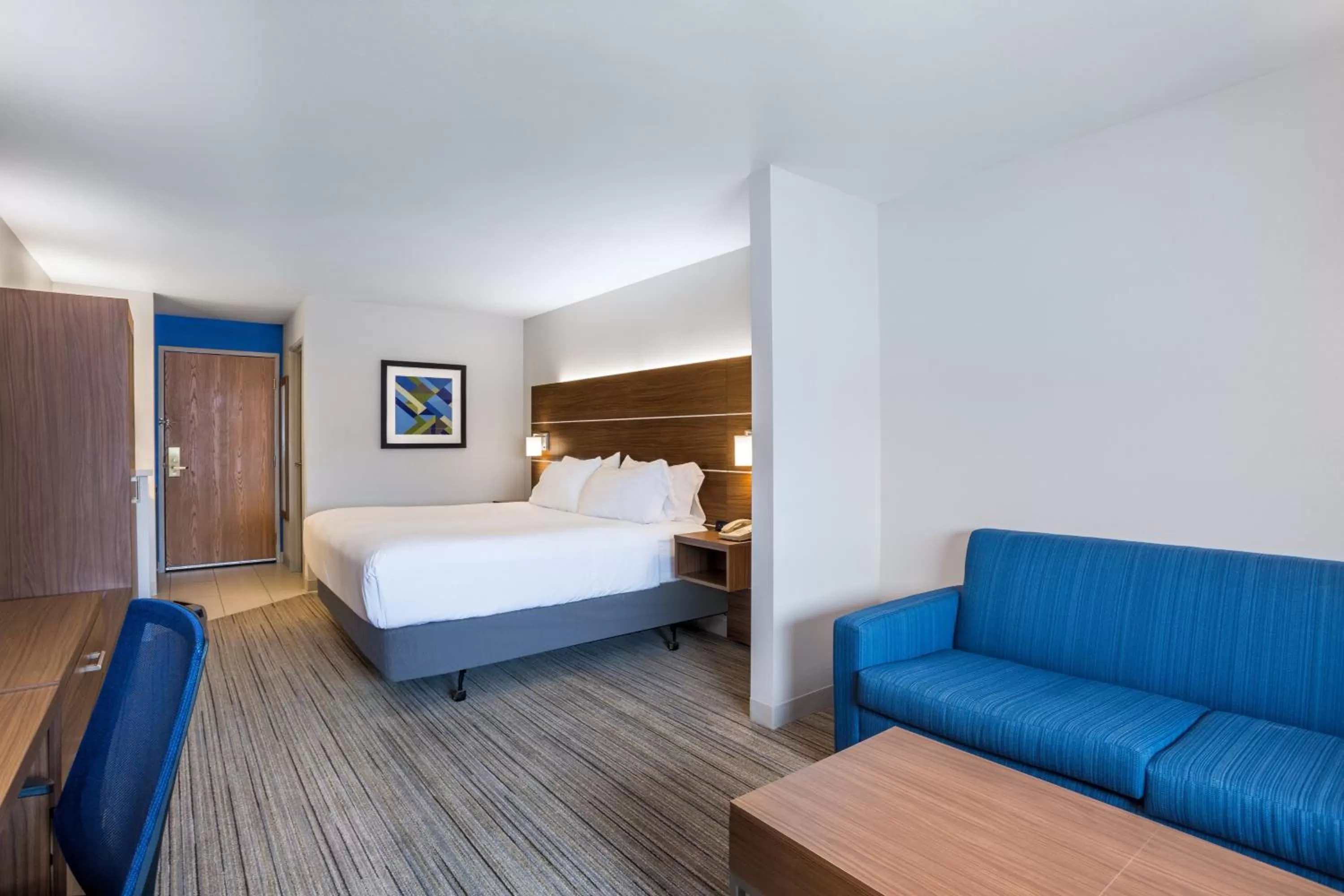 Photo of the whole room, Bed in Holiday Inn Express Wisconsin Dells by IHG