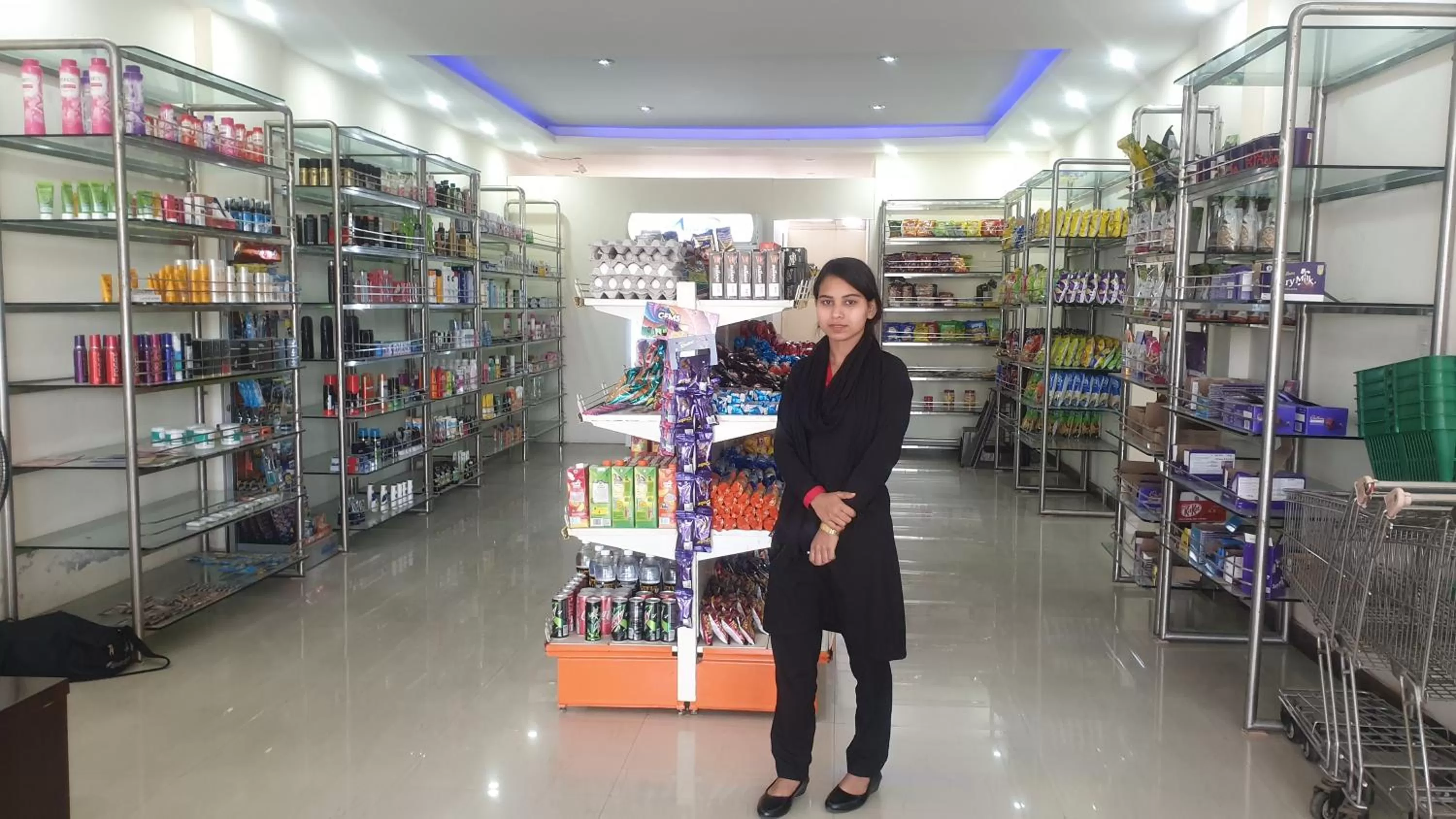 Staff, Supermarket/Shops in Maple Leaf Hotel