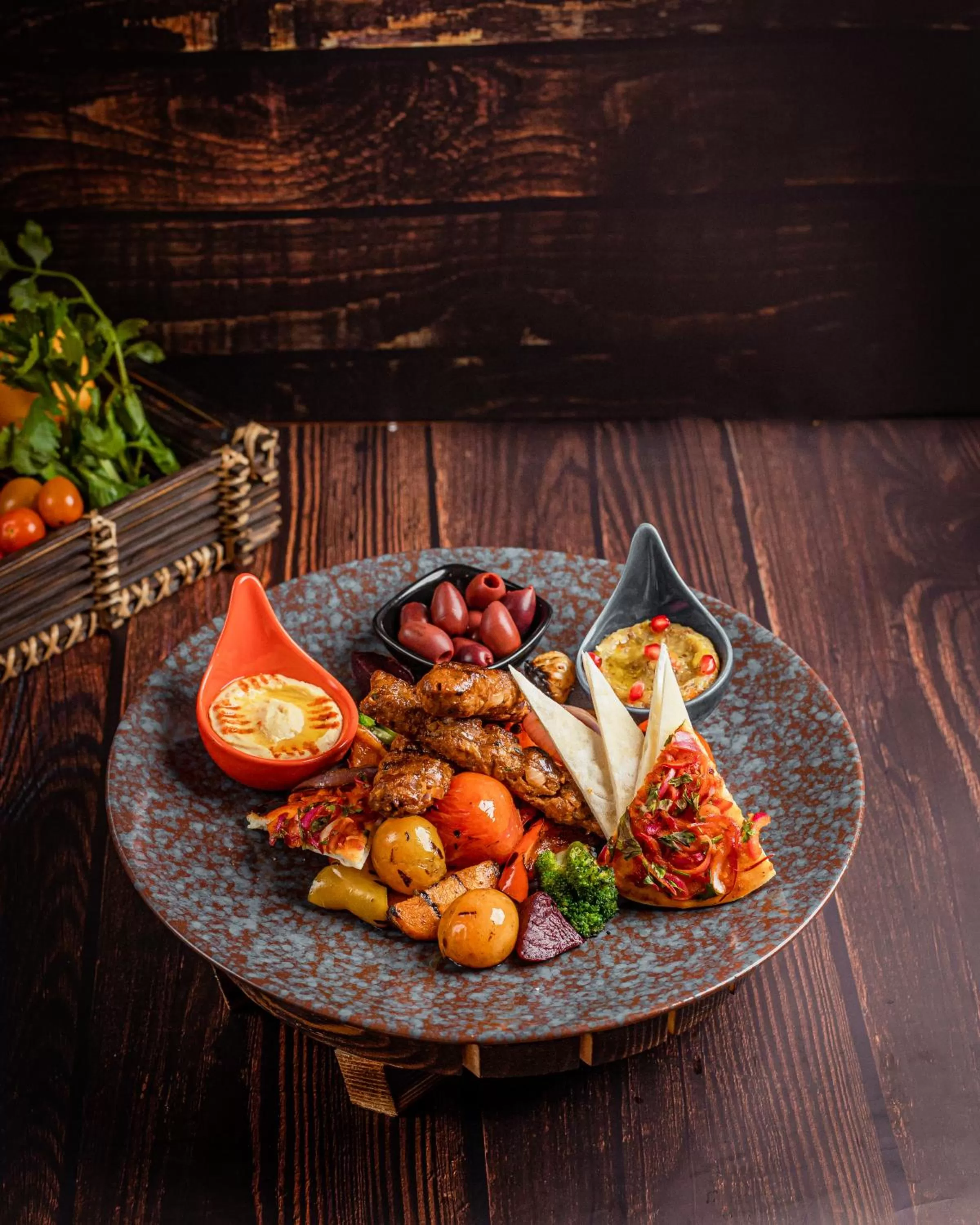 Restaurant/places to eat in Holiday Inn Dhaka City Centre by IHG