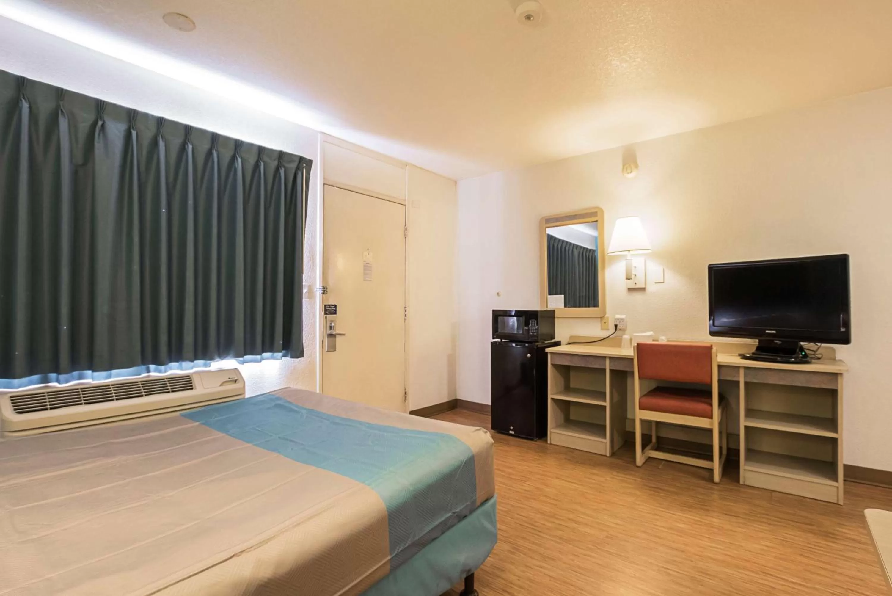 TV and multimedia, Bed in Motel 6-Rochester, MN