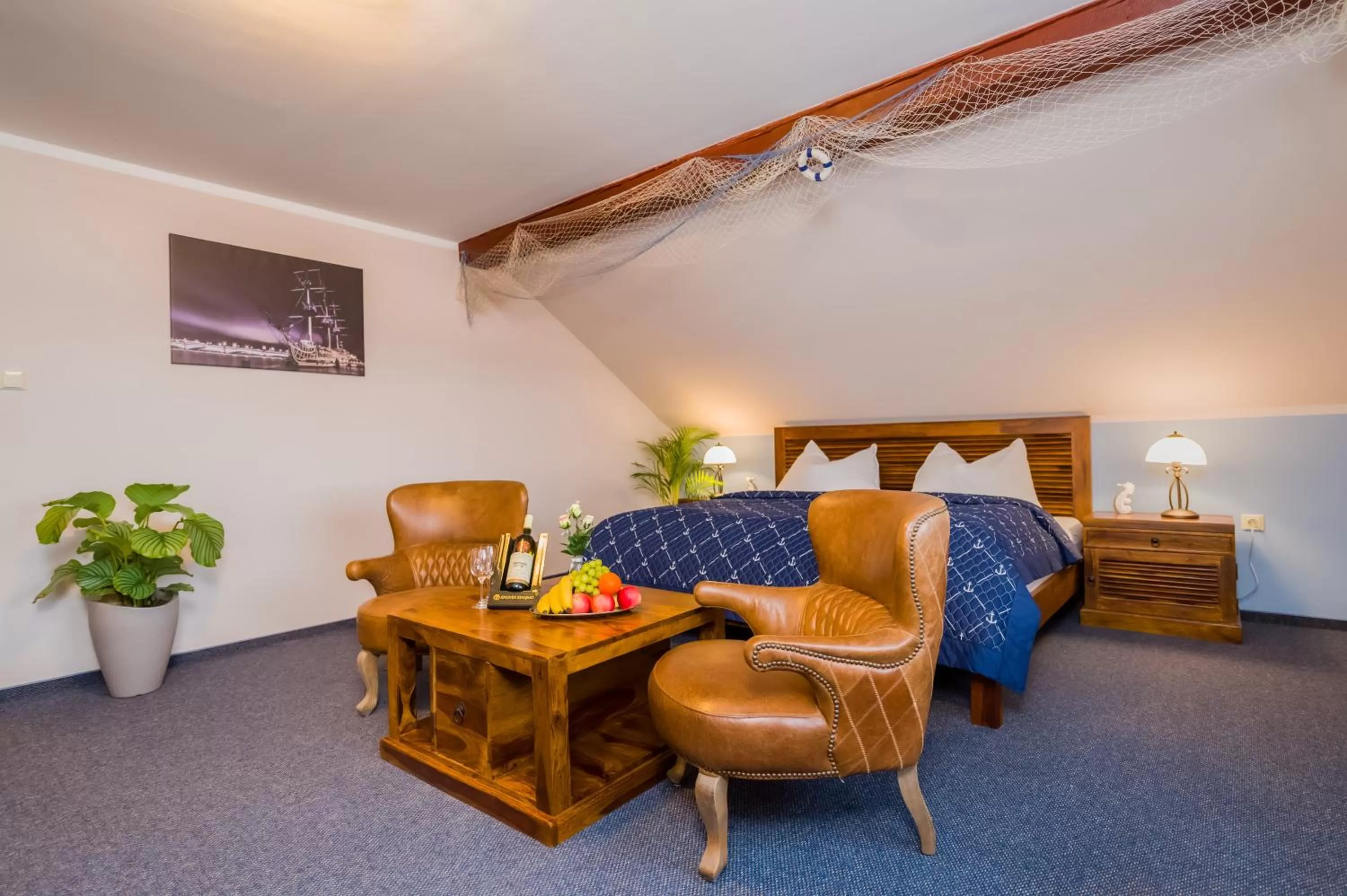 Seating area, Bed in La Port