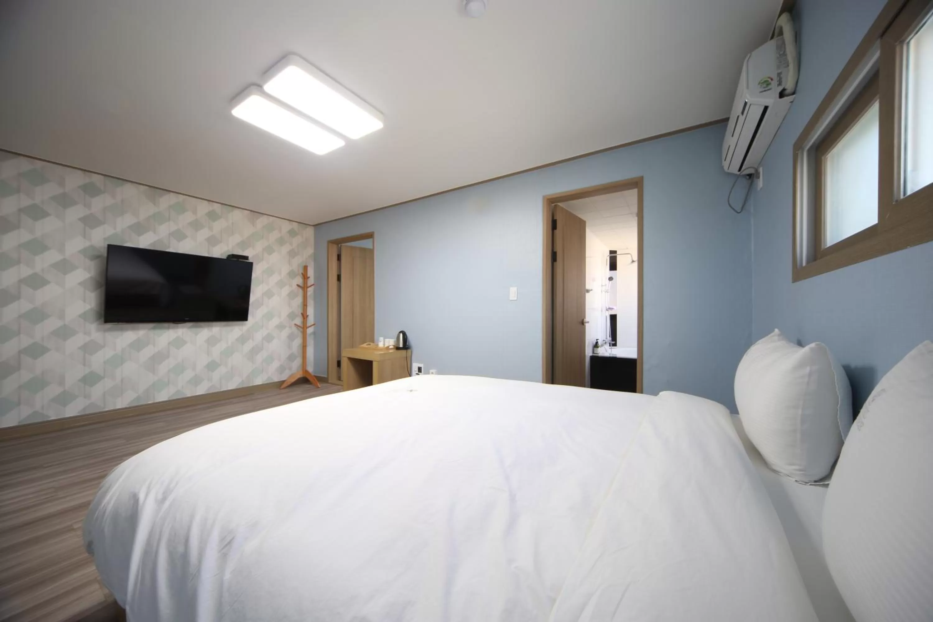 Bedroom, Bed in Elysee Hotel