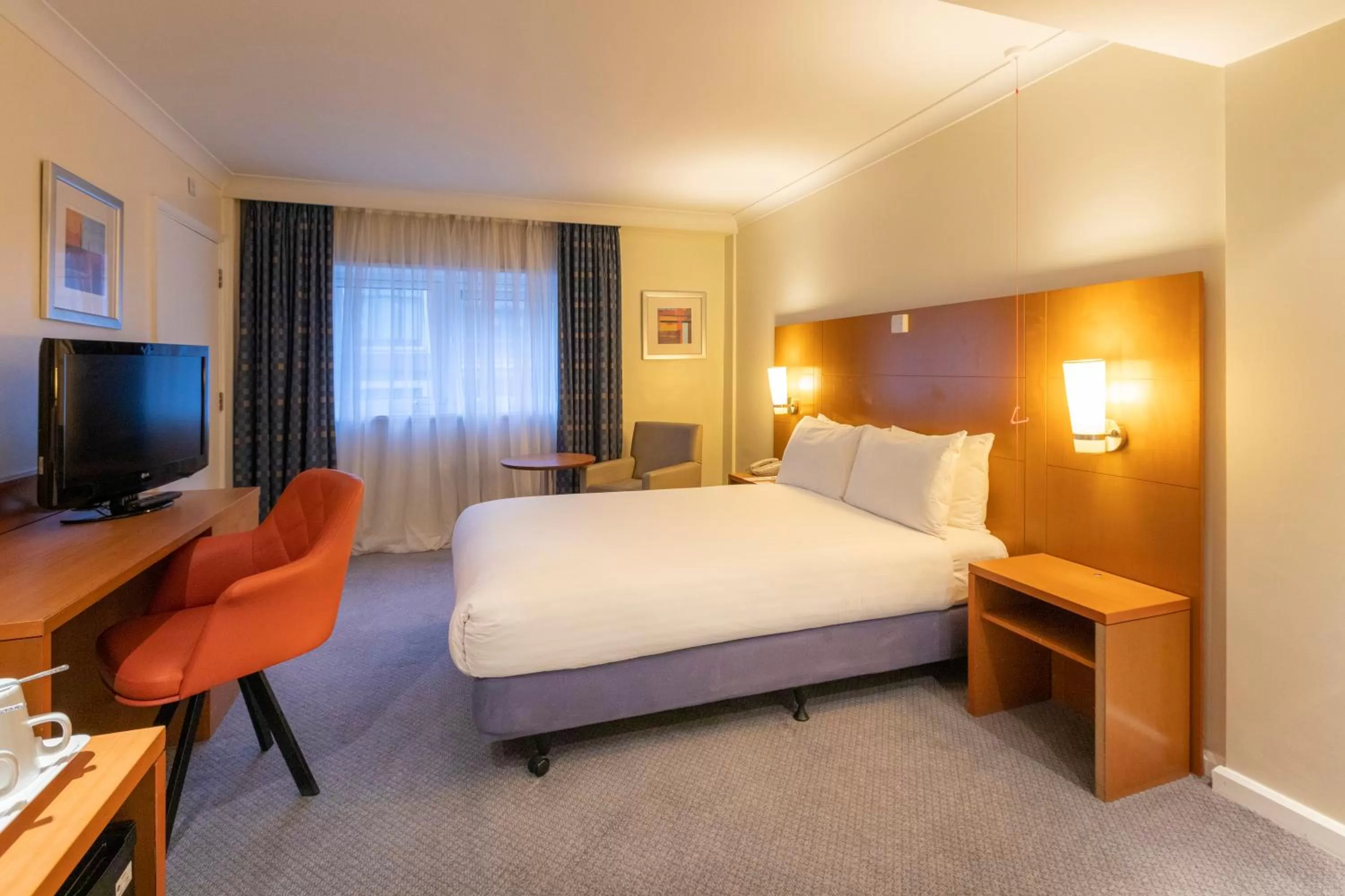 Bed in Holiday Inn London - Regent's Park by IHG