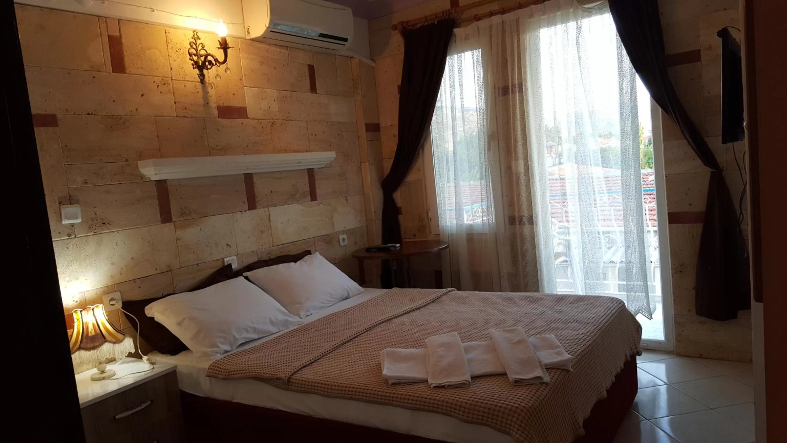 Photo of the whole room in Foça Ensar Hotel