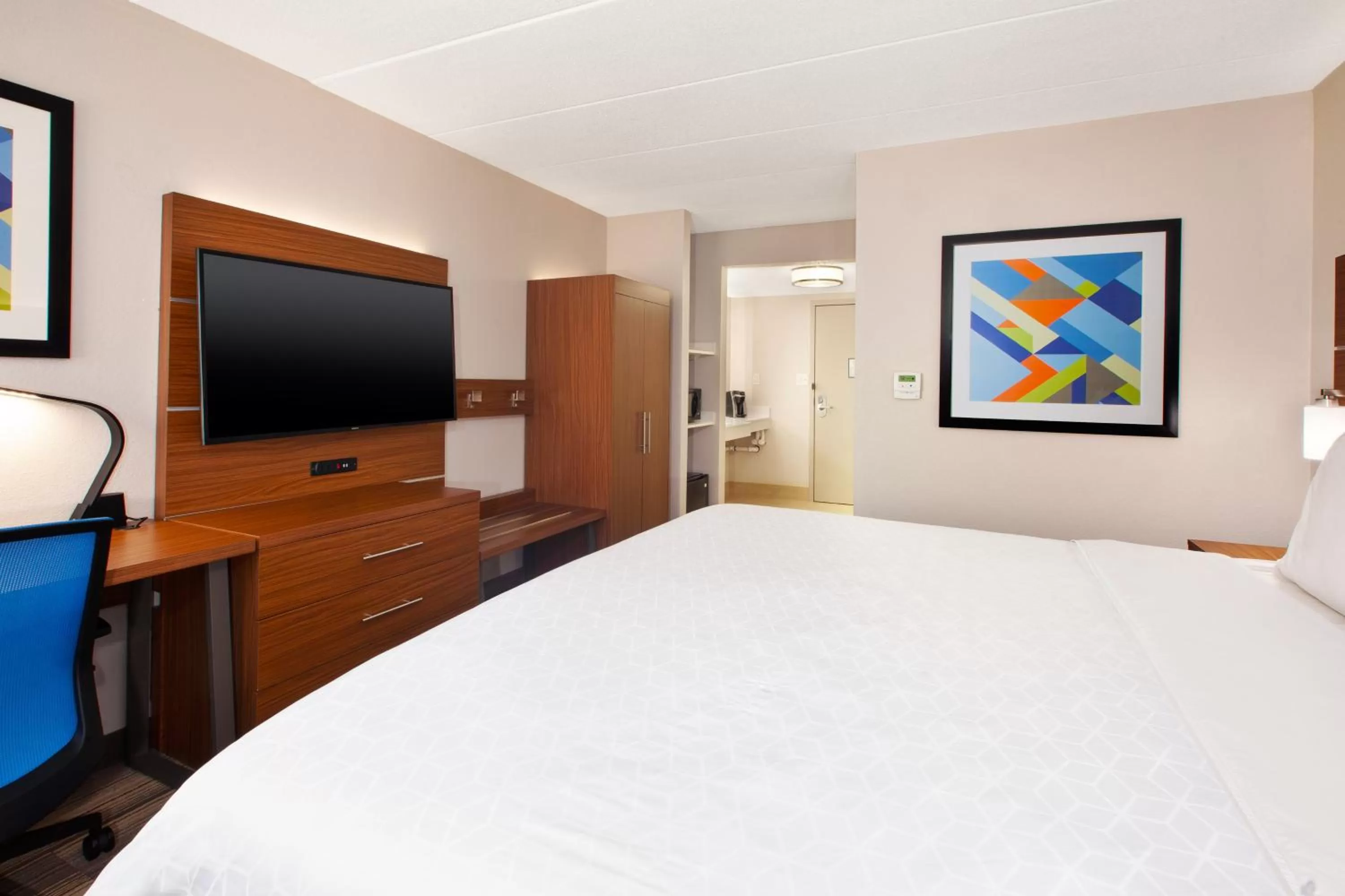 Photo of the whole room, Bed in Holiday Inn Express Fairfax-Arlington Boulevard by IHG