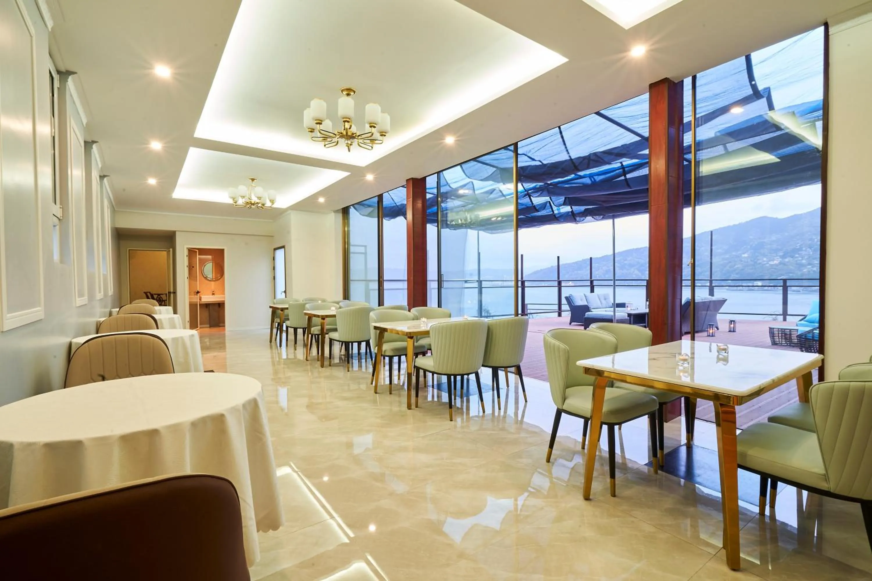 Restaurant/places to eat in HOTEL HIMALAYA SEA