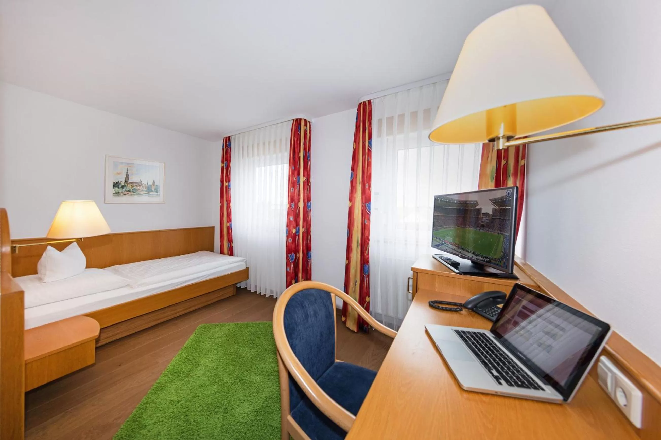 TV and multimedia, Bed in Gasthof - Hotel zum Ochsen GmbH