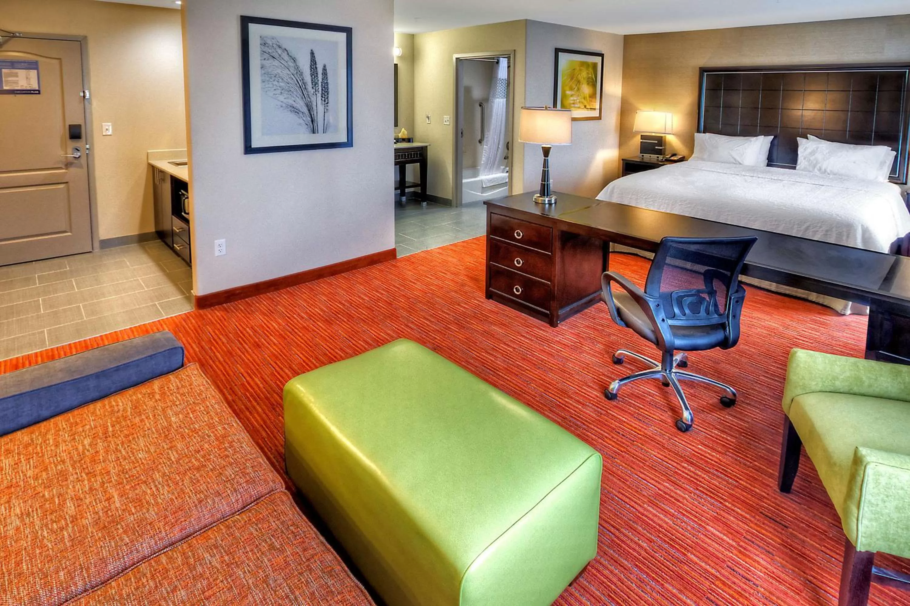 Living room, Bed in Hampton Inn and Suites Ada