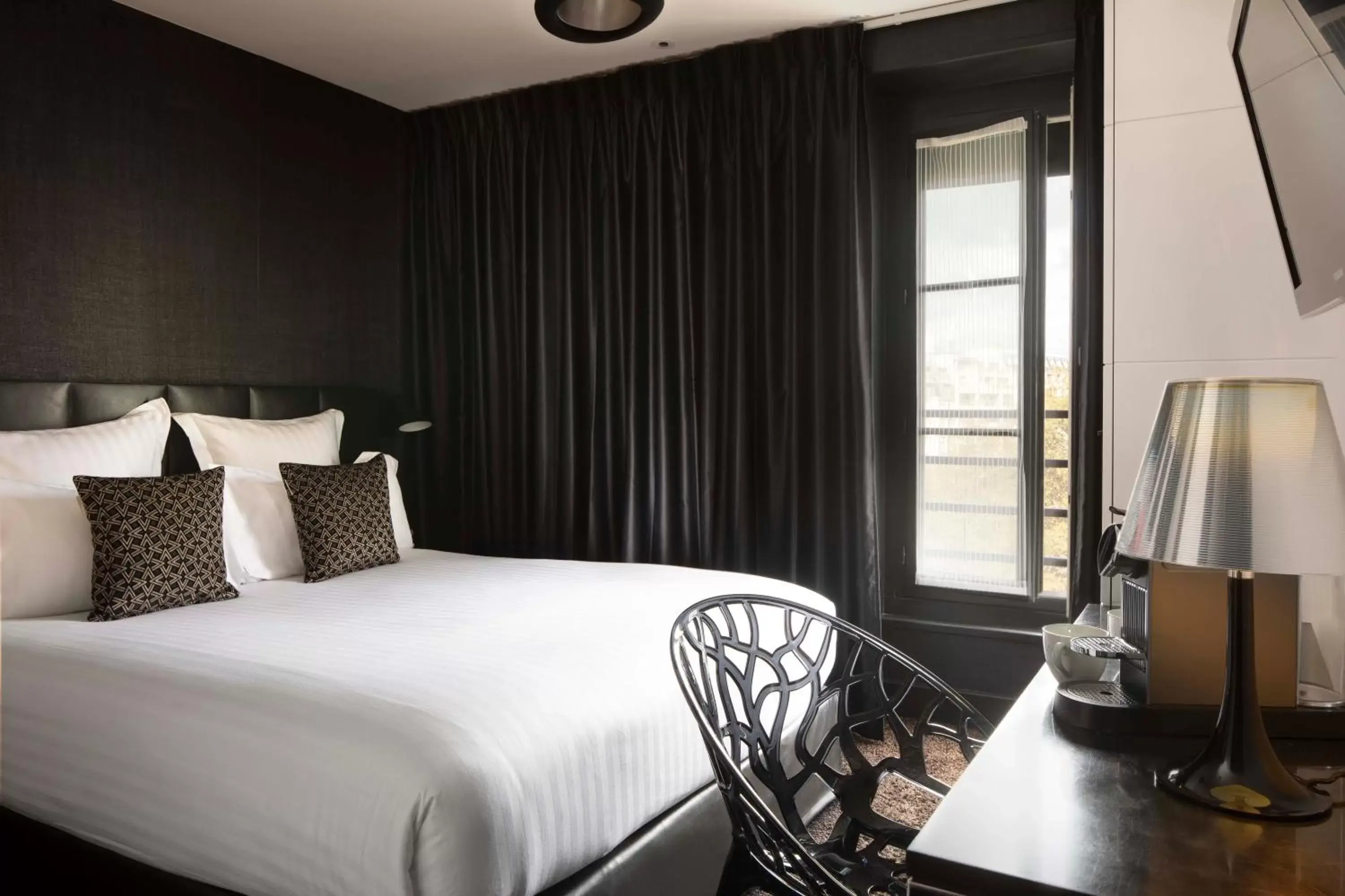 Deluxe Double Room with Eiffel Tower view in First Hotel Paris Tour Eiffel Deluxe Double Room with Eiffel Tower view in First Hotel Paris Tour Eiffel