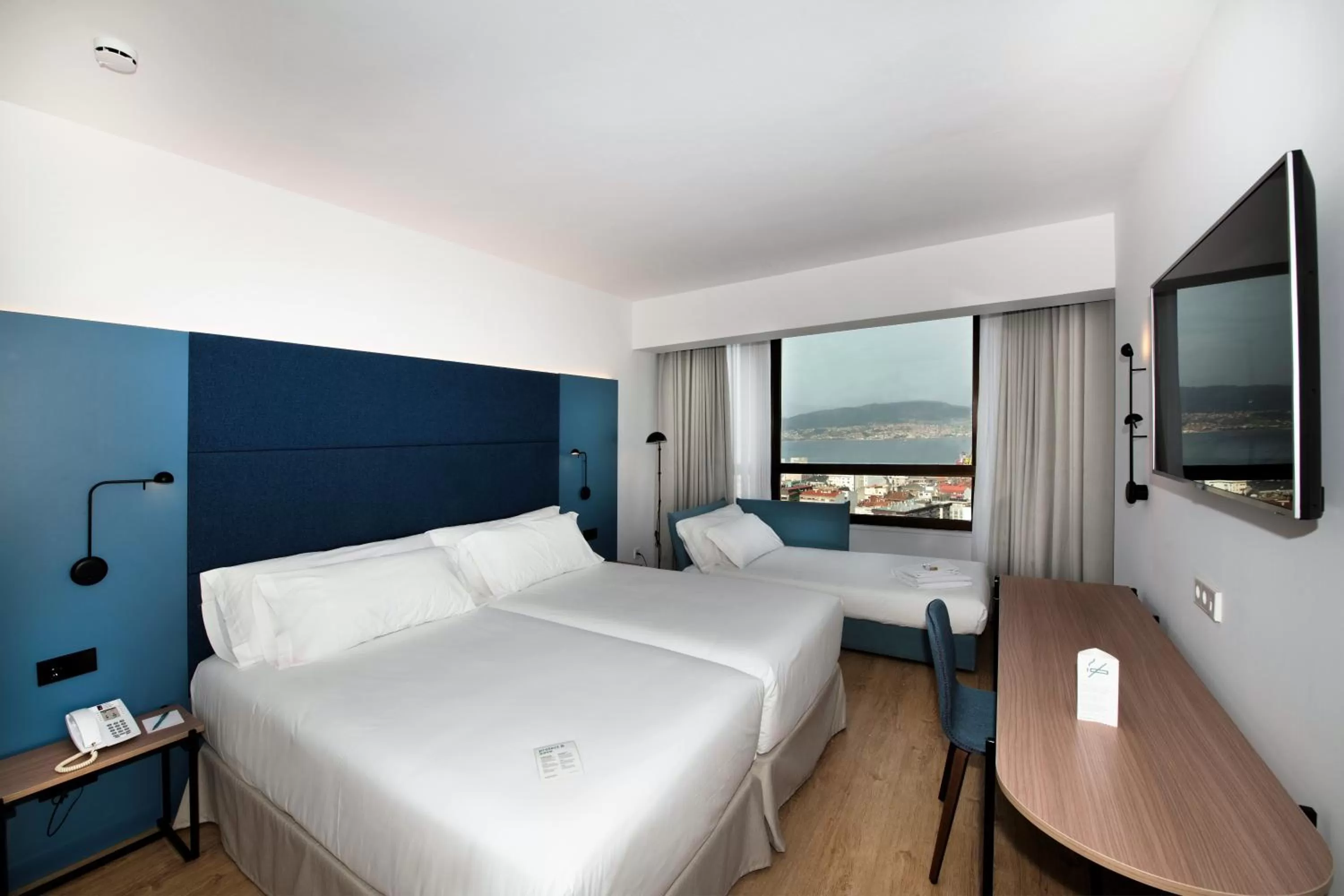 Photo of the whole room, Bed in Occidental Vigo