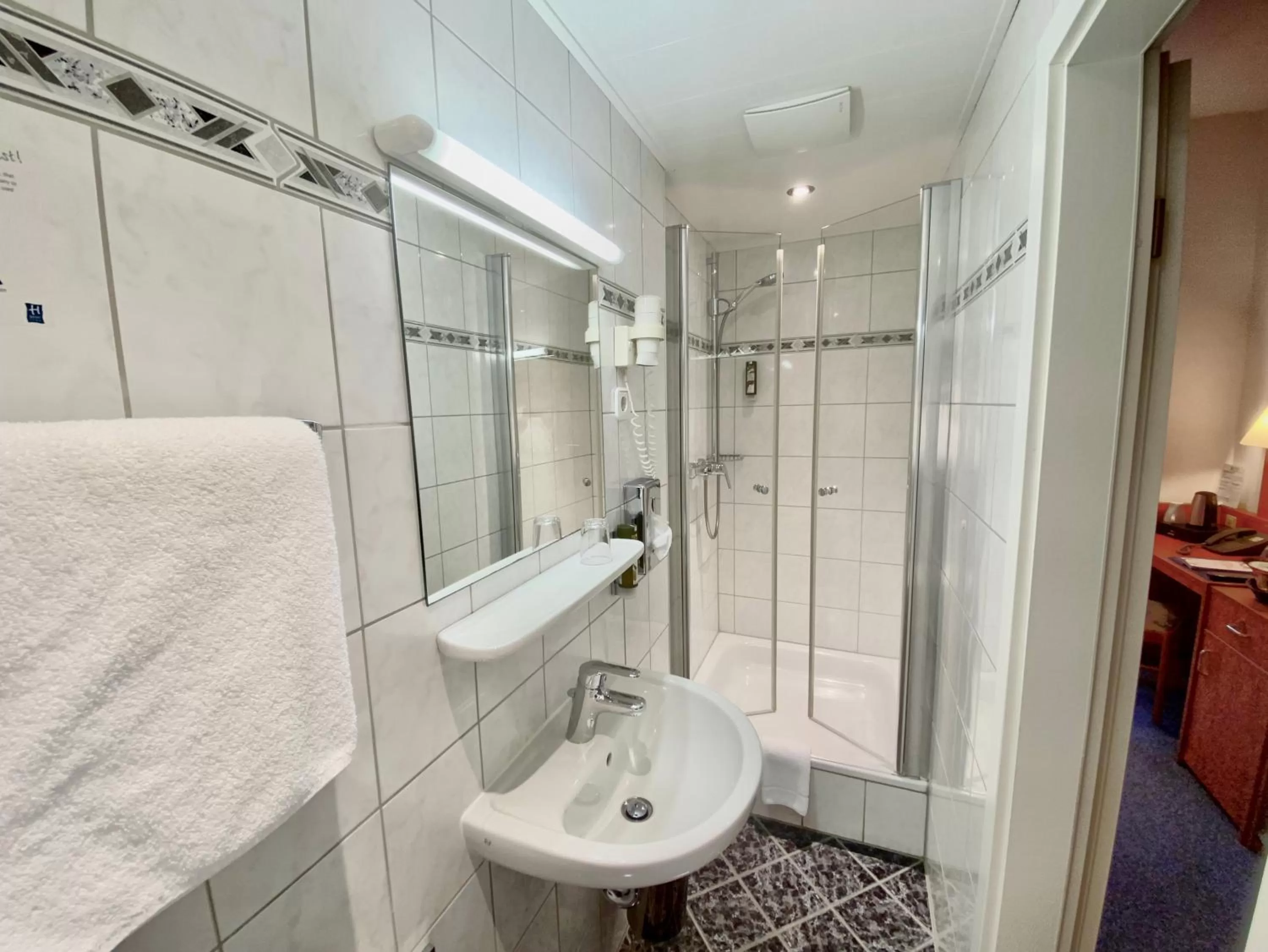 Shower in Hotel West an der Bockenheimer Warte