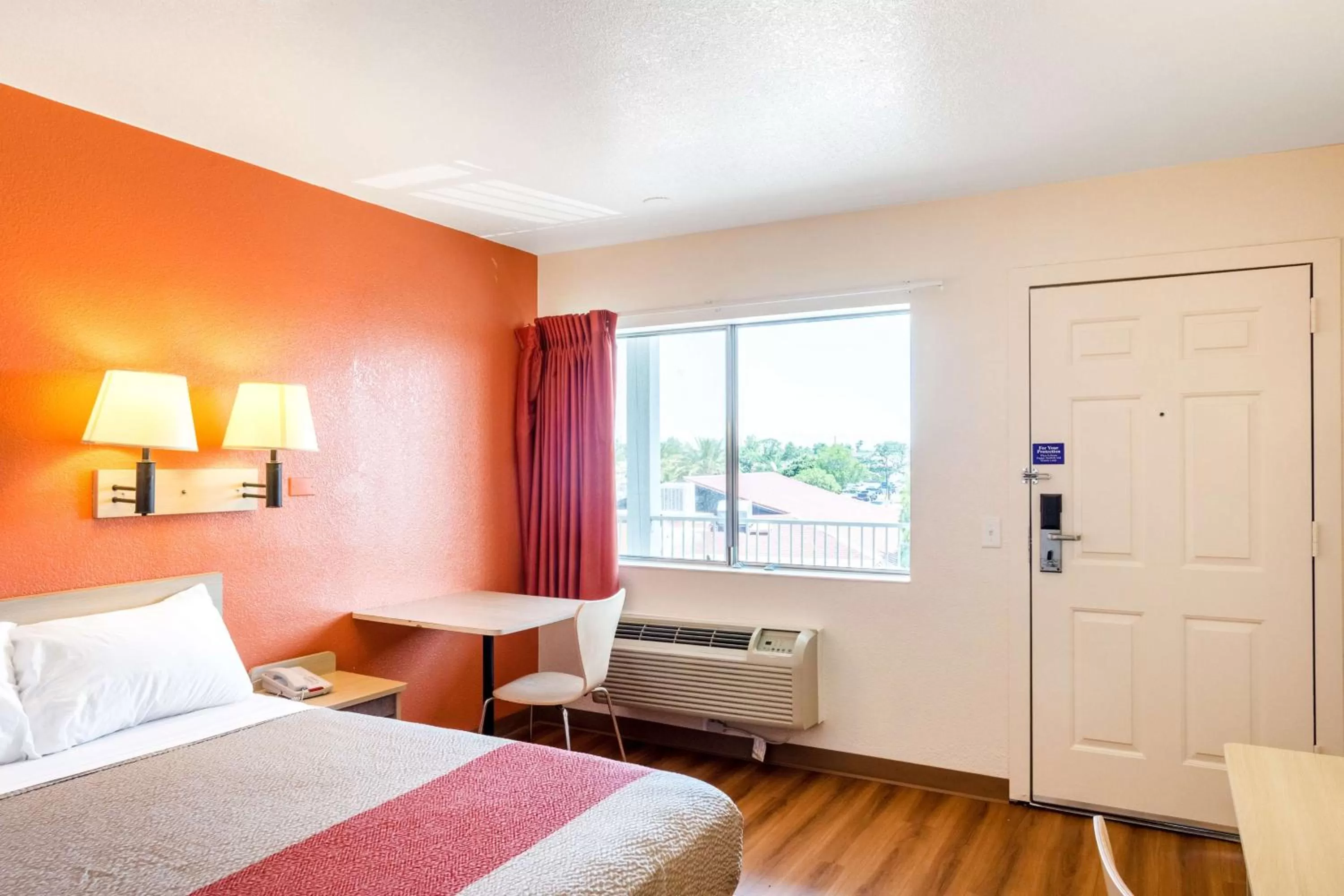 TV and multimedia, Bed in Motel 6-Redding, CA - Central