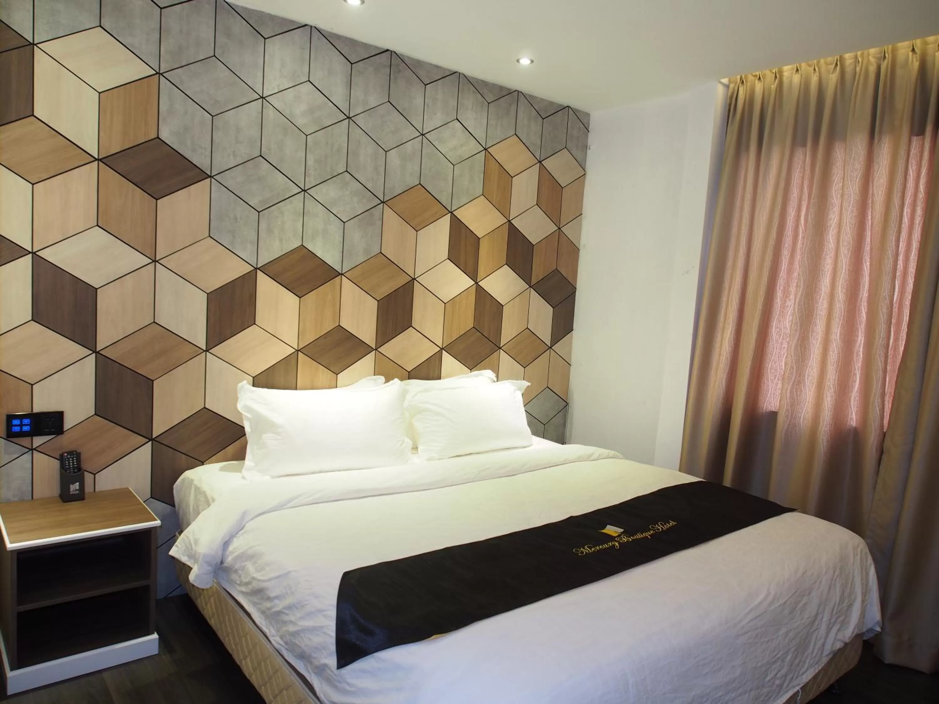 Bedroom, Bed in Mercury Boutique Hotel